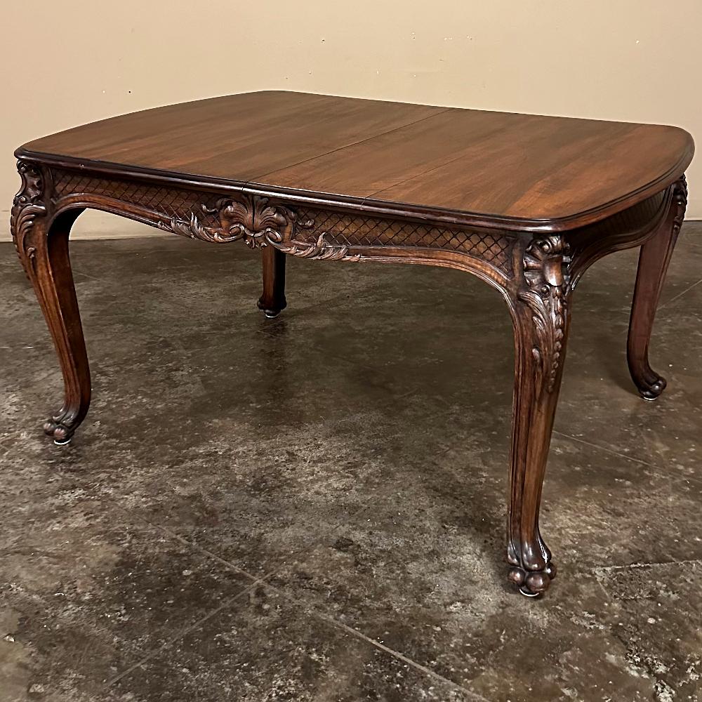 Noyer Table de salle à manger ancienne en noyer Louis XIV avec 2 abattants en vente
