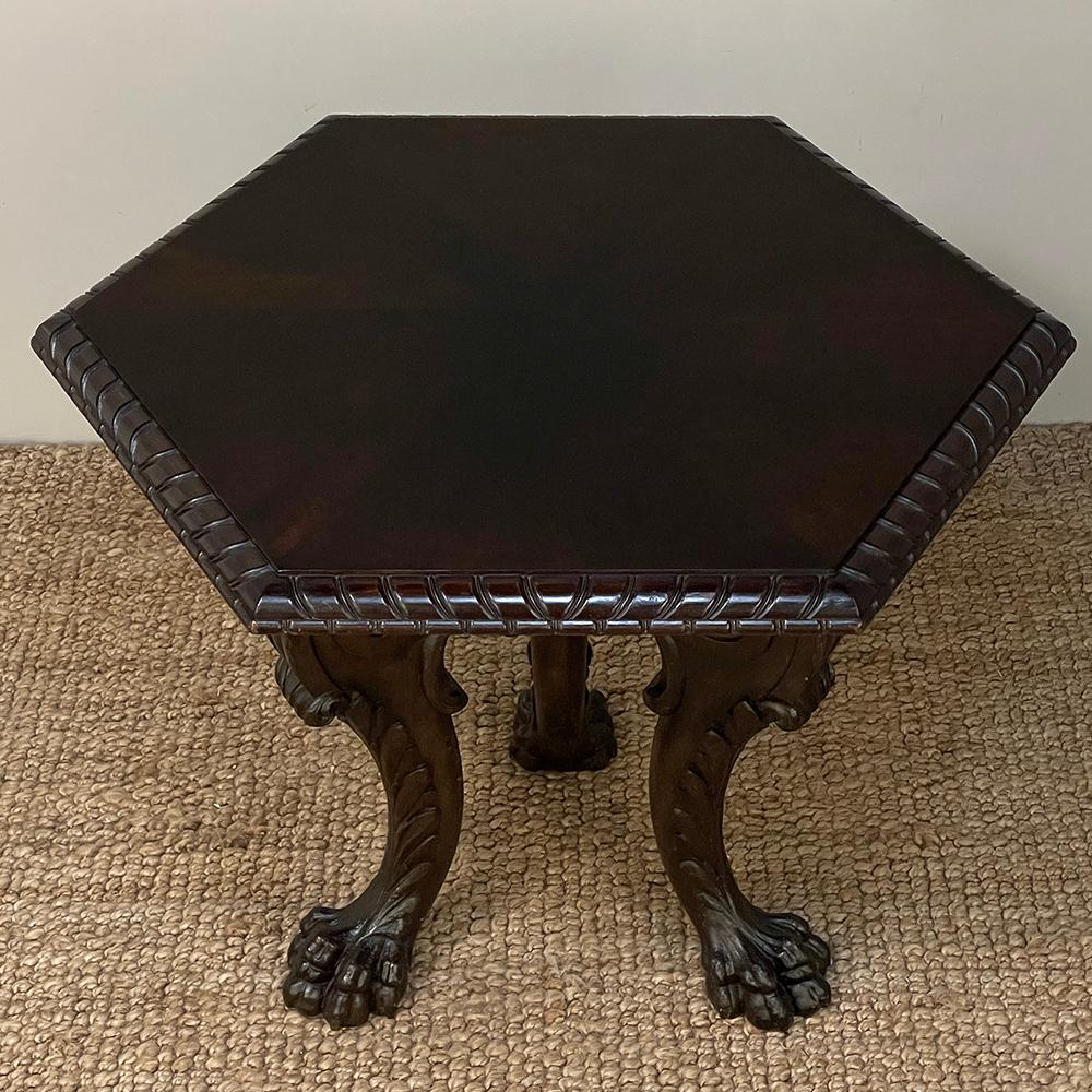 20ième siècle Ancienne table centrale hexagonale en noyer Louis XIV ~ Table de chevet en vente