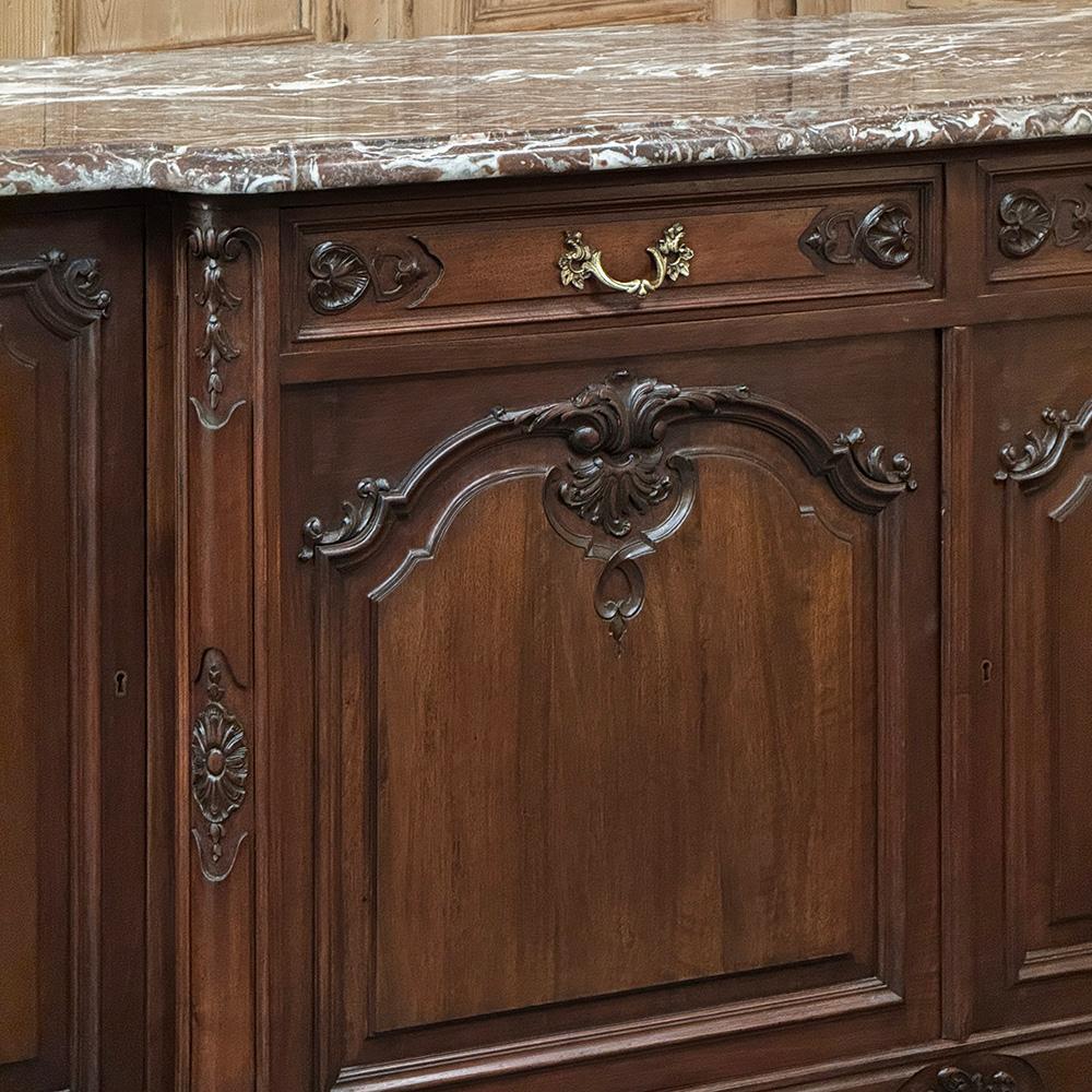 Antique French Louis XIV Buffet redondo de nogal con tapa de mármol en Bueno estado para la venta en Dallas, TX