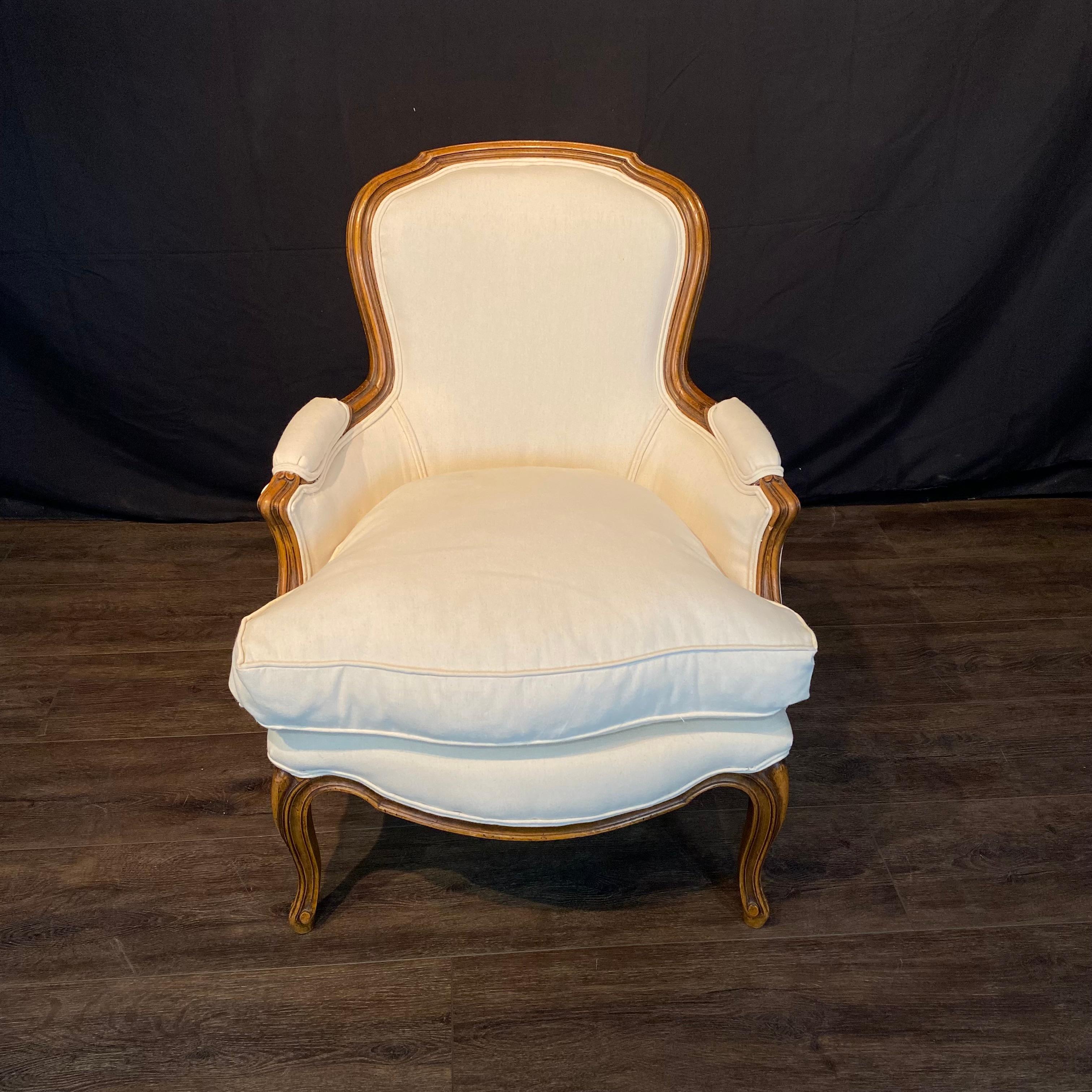 Antique French Louis XV Poltrone o Sedie Bergere Intagliate in Noce Nuove in vendita 3