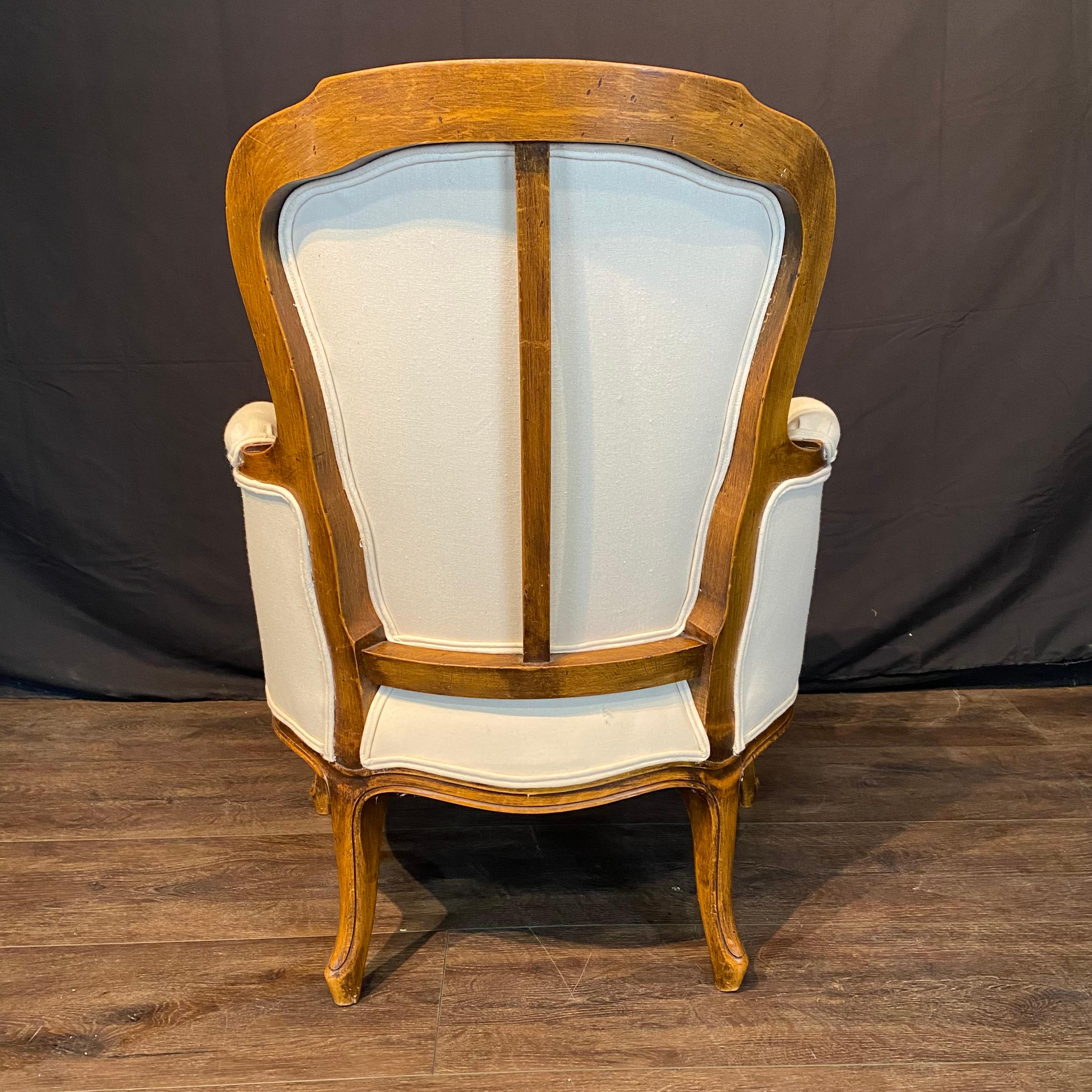 Antique French Louis XV Poltrone o Sedie Bergere Intagliate in Noce Nuove in vendita 4