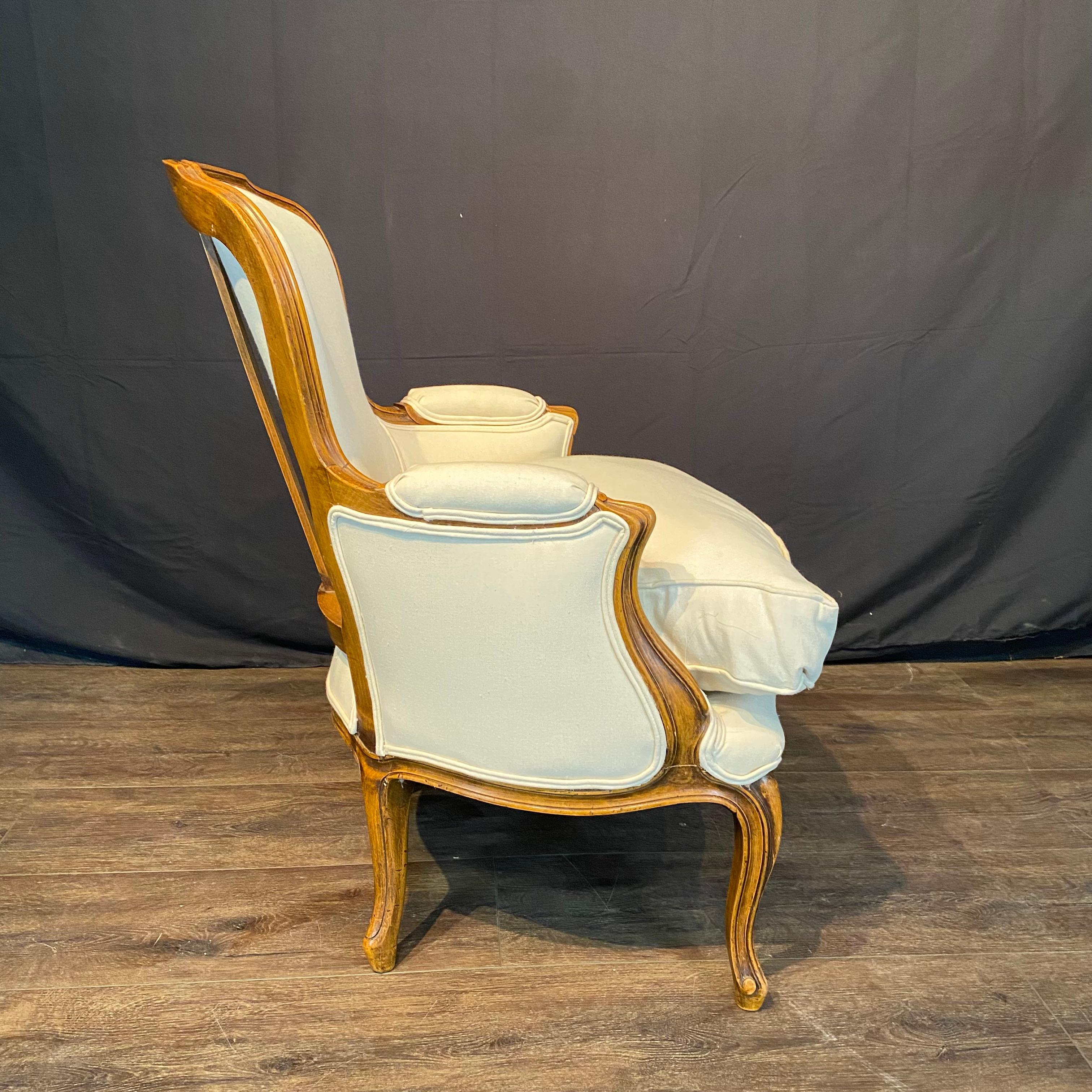 Luigi XV Antique French Louis XV Poltrone o Sedie Bergere Intagliate in Noce Nuove in vendita