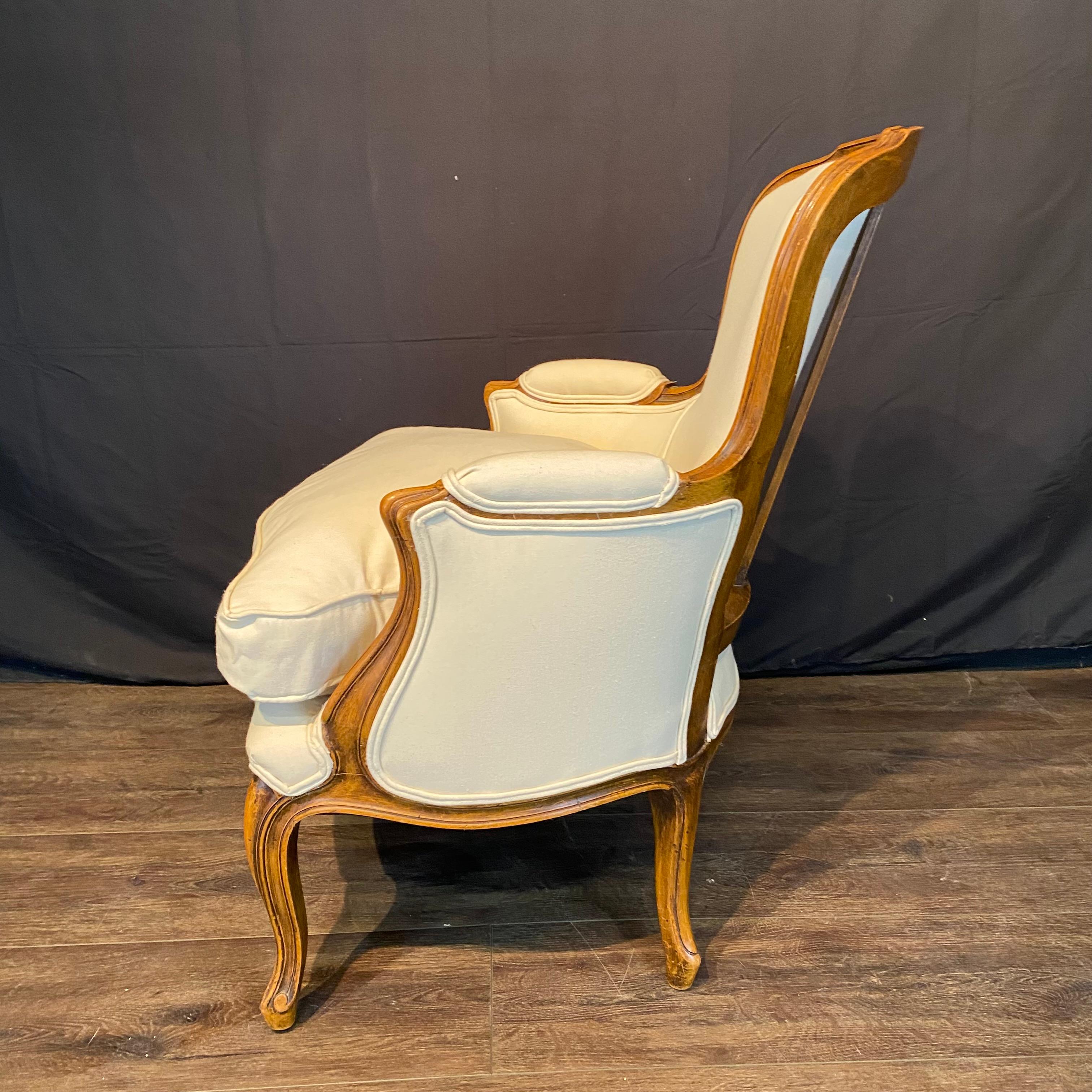 Francese Antique French Louis XV Poltrone o Sedie Bergere Intagliate in Noce Nuove in vendita