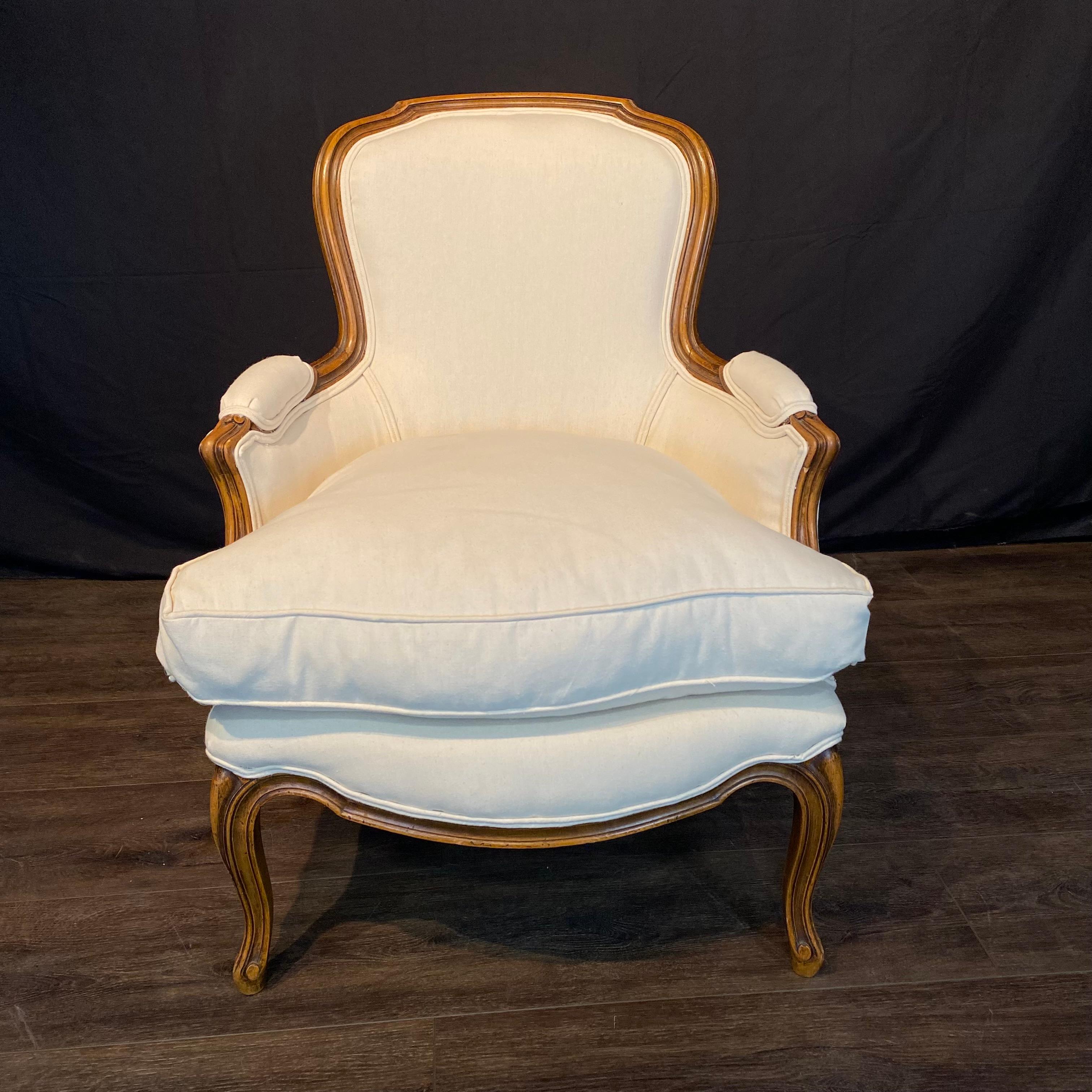 Antique French Louis XV Poltrone o Sedie Bergere Intagliate in Noce Nuove In condizioni buone in vendita a Hopewell, NJ