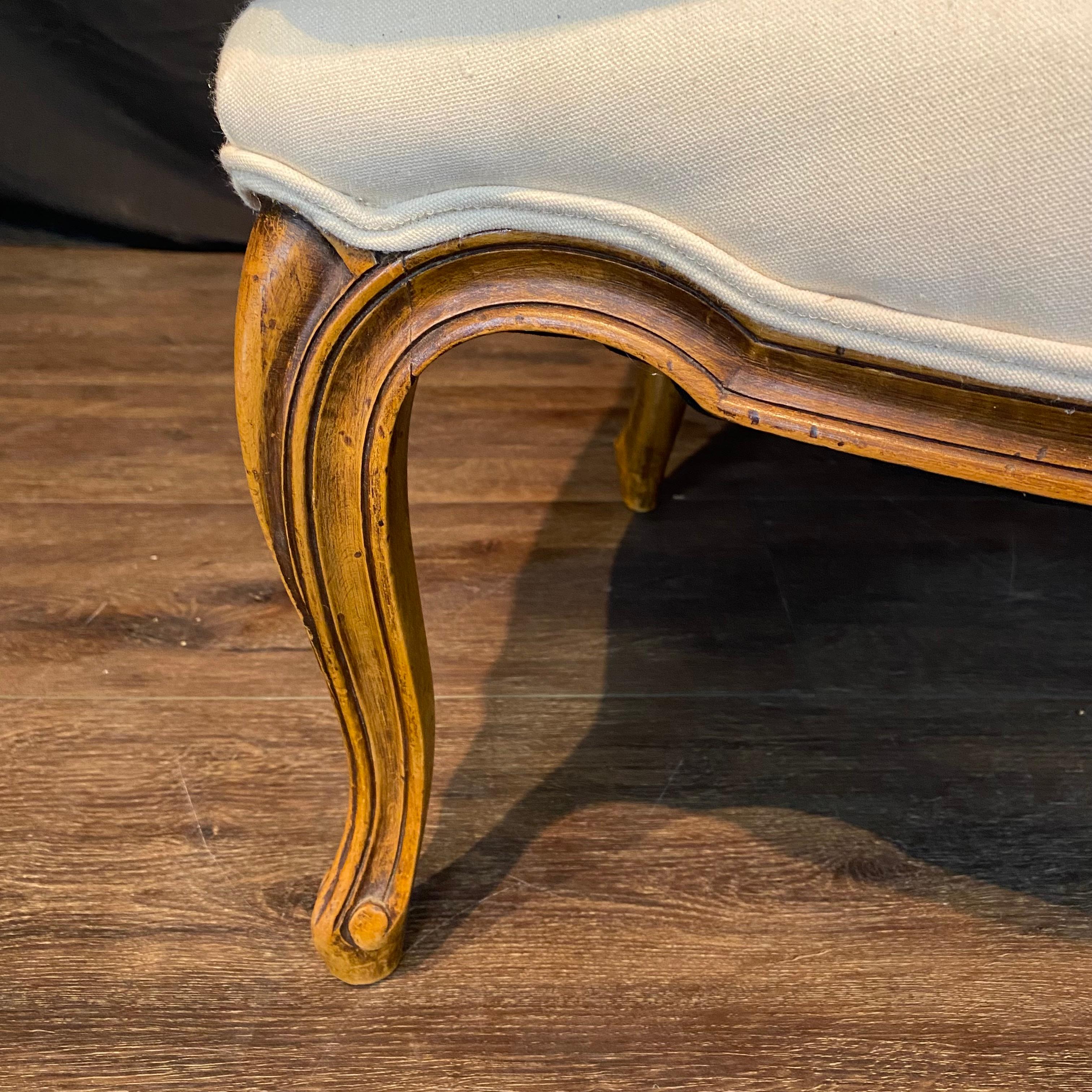 XIX secolo Antique French Louis XV Poltrone o Sedie Bergere Intagliate in Noce Nuove in vendita