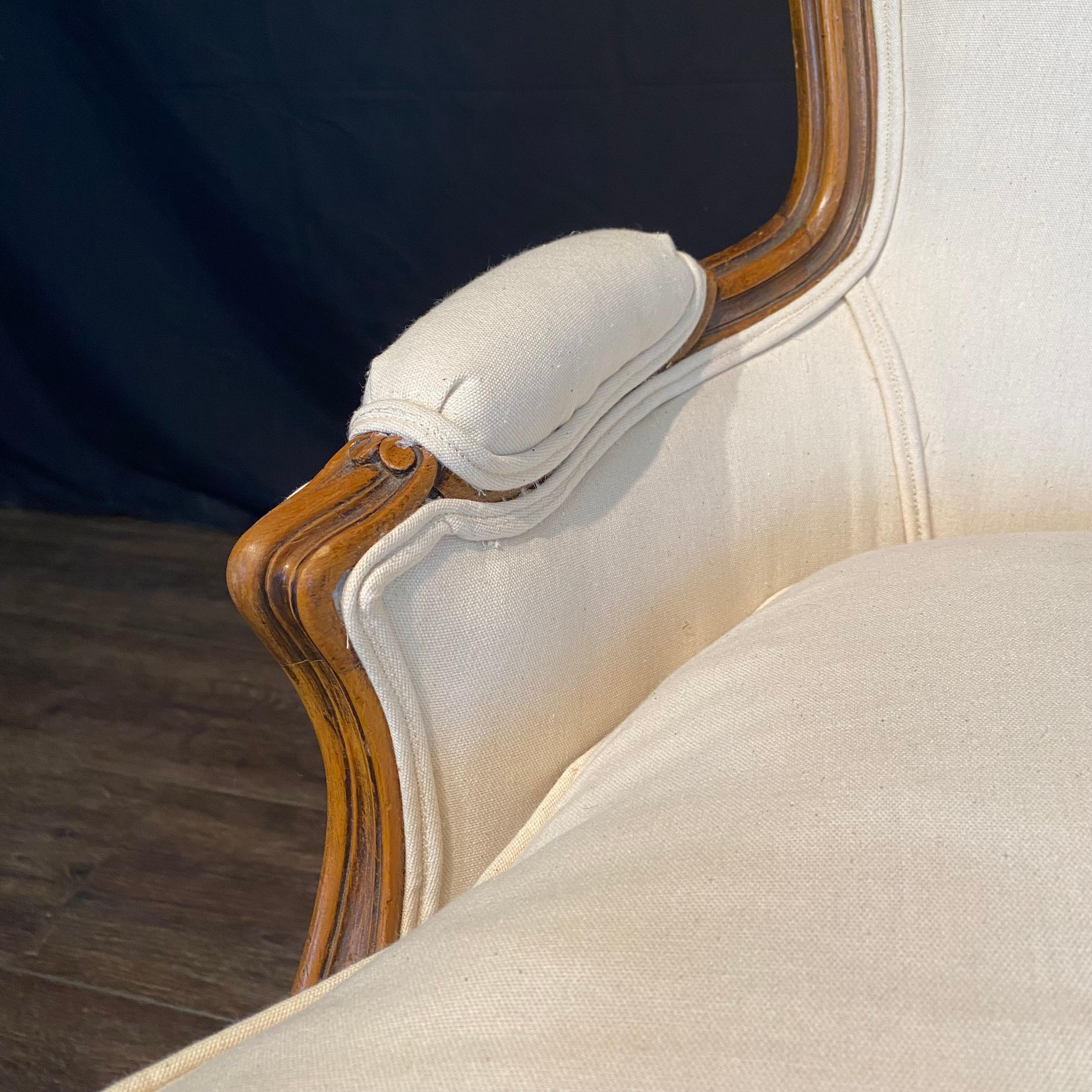 Tappezzeria Antique French Louis XV Poltrone o Sedie Bergere Intagliate in Noce Nuove in vendita