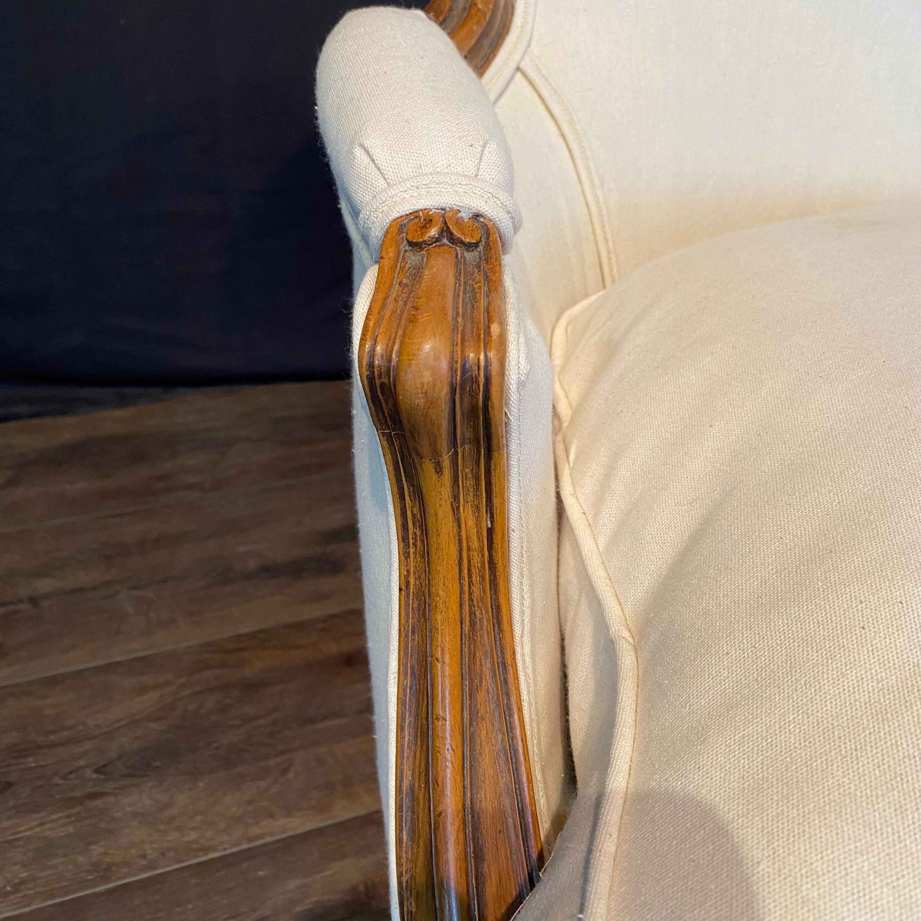 Antique French Louis XV Poltrone o Sedie Bergere Intagliate in Noce Nuove in vendita 1