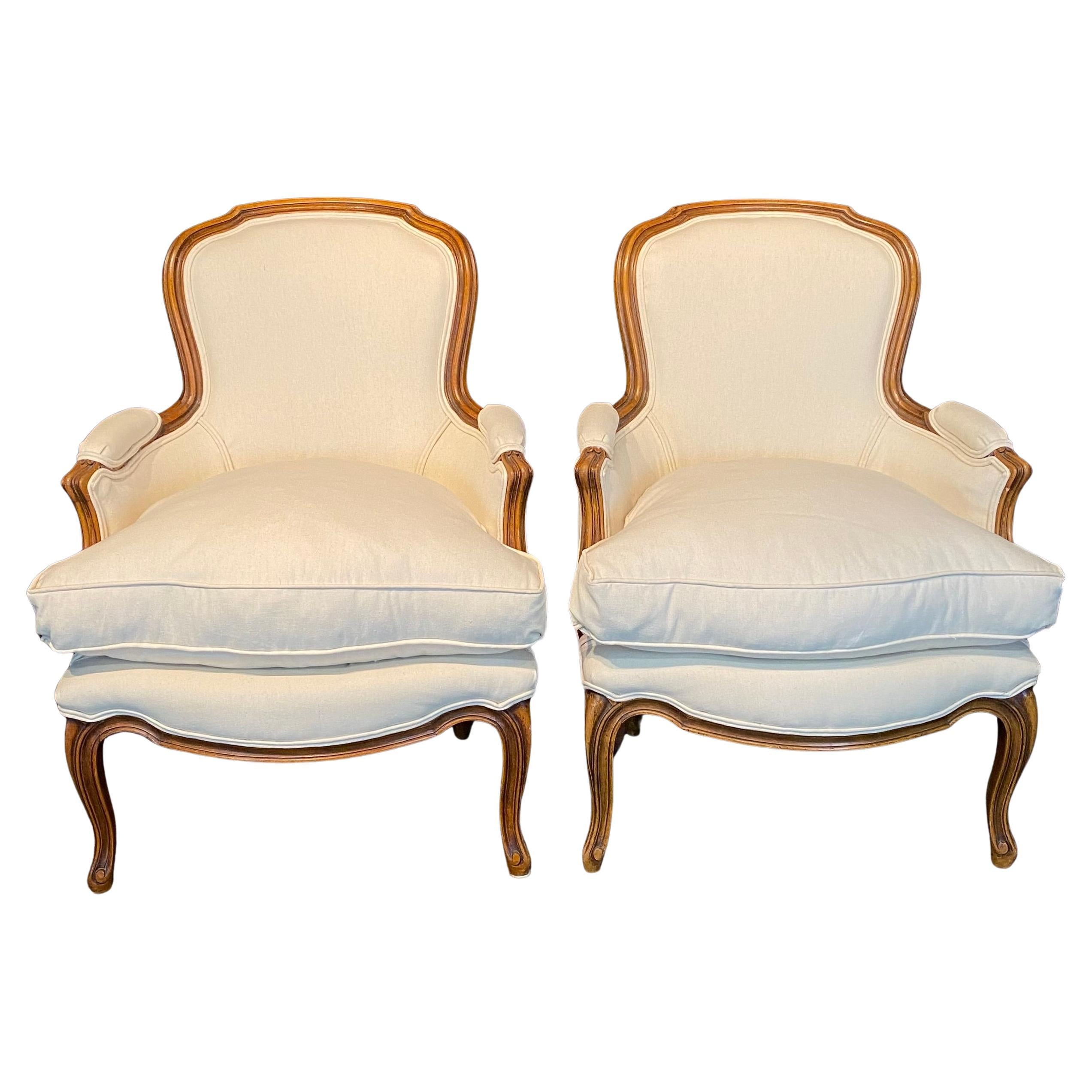 Antique French Louis XV Poltrone o Sedie Bergere Intagliate in Noce Nuove in vendita