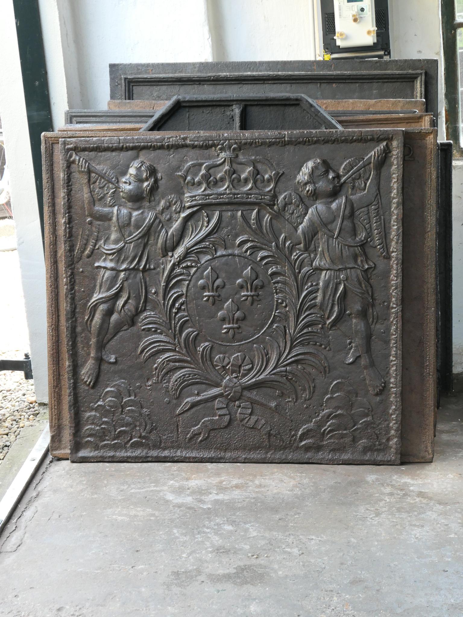 Plaque de cheminée Louis XV du XVIIIe siècle aux armes de France. Armoiries de la Maison de Bourbon, maison royale d'origine française devenue une dynastie majeure en Europe. Il a donné des rois à l'Espagne (Navarre), à la France, aux deux Siciles