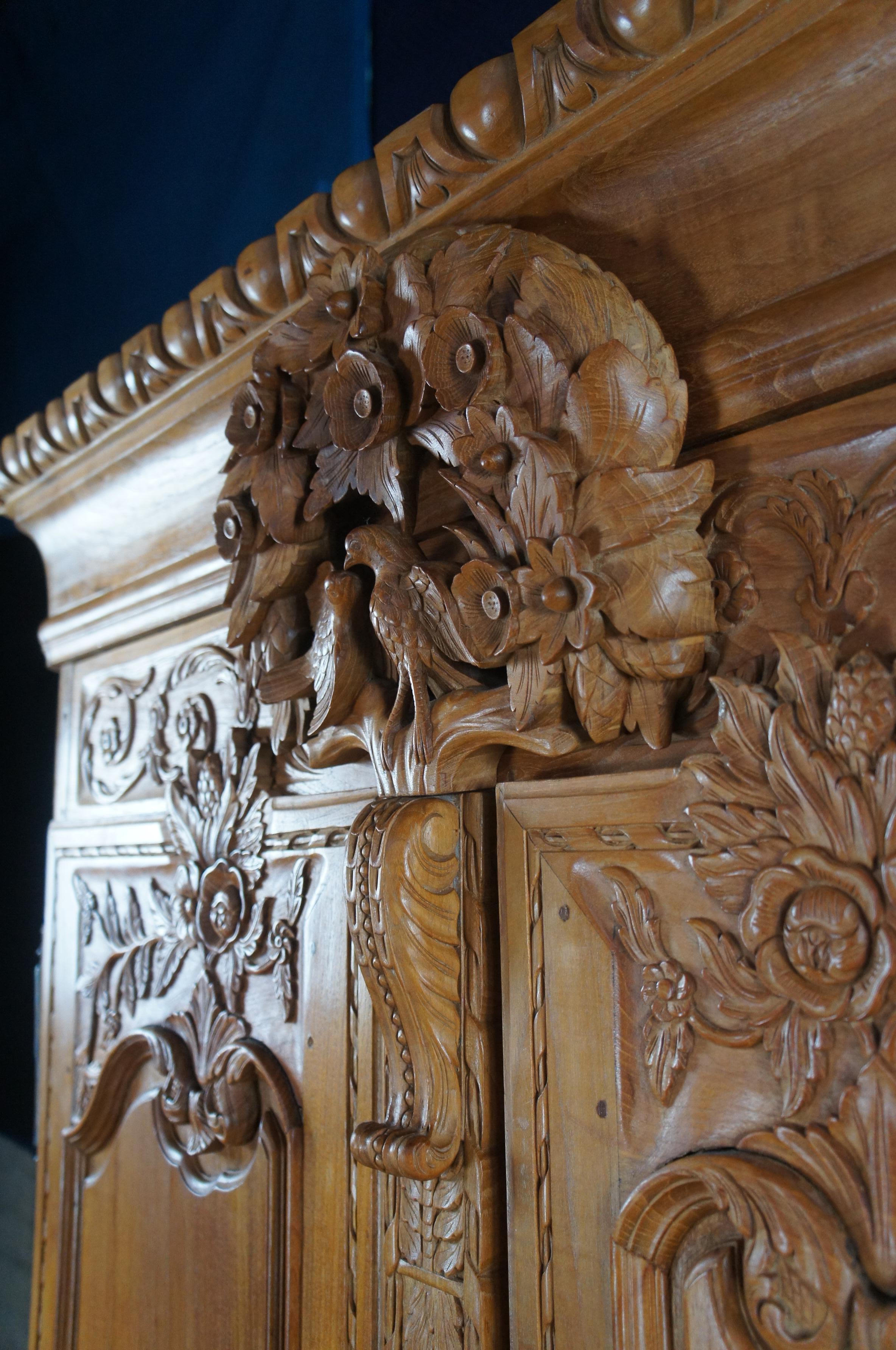 Ancienne armoire de mariage baroque française Louis XV en acajou à col roulé de 84 pouces en vente 3