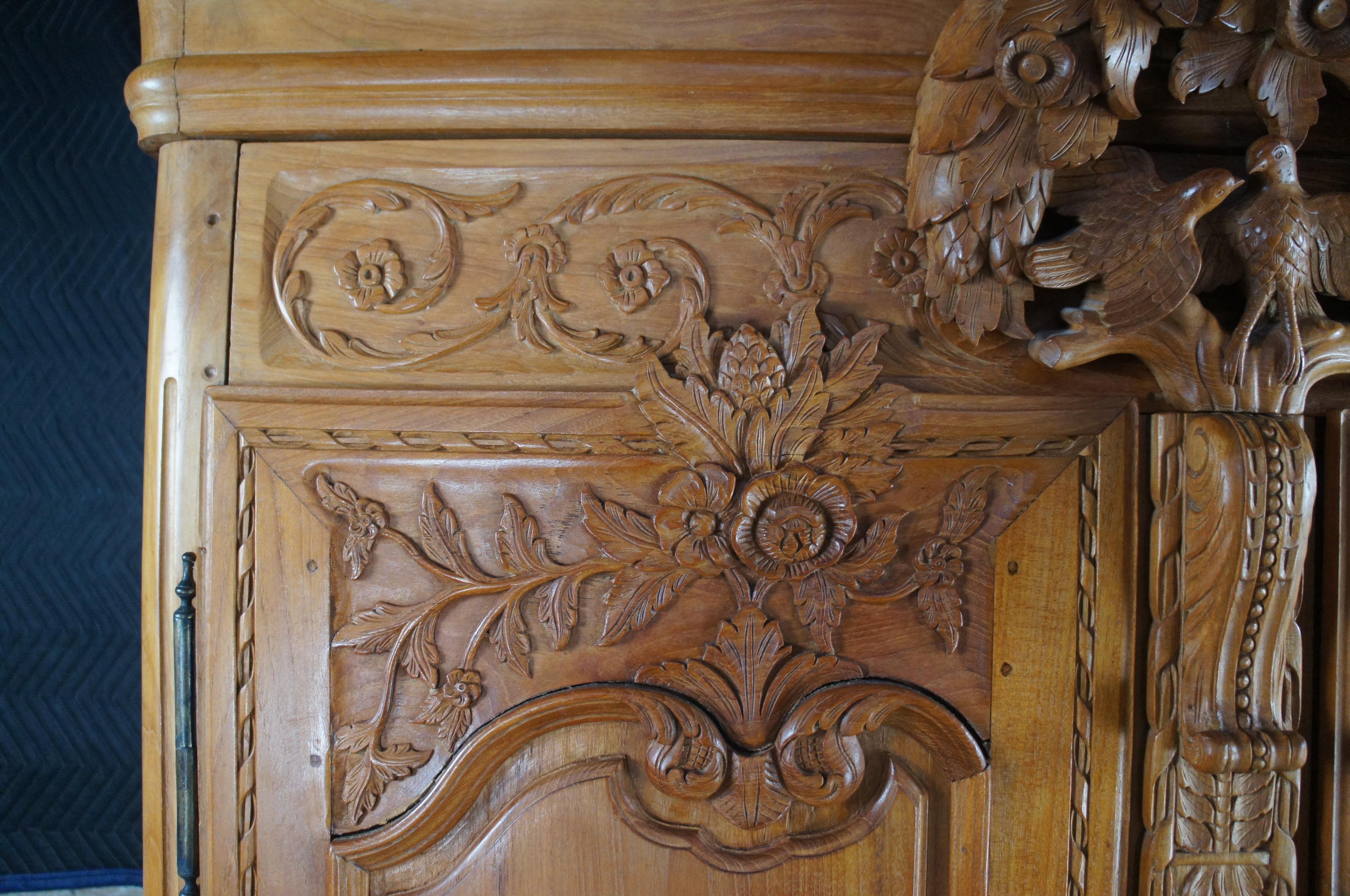 XIXe siècle Ancienne armoire de mariage baroque française Louis XV en acajou à col roulé de 84 pouces en vente