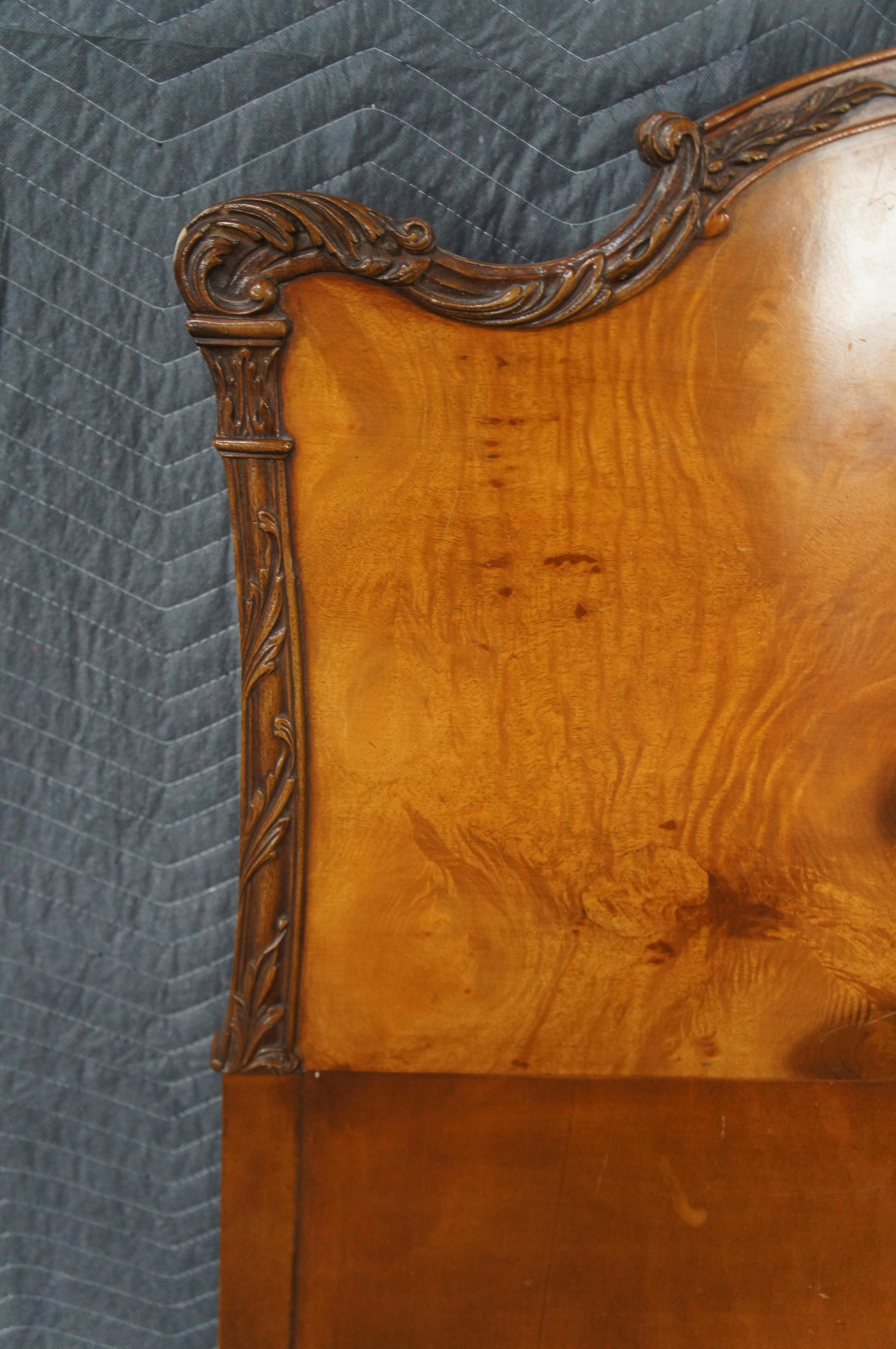 Antique French Louis XV Birdseye Maple Scalloped Foliate Acanthus Twin Size Bed en vente 6