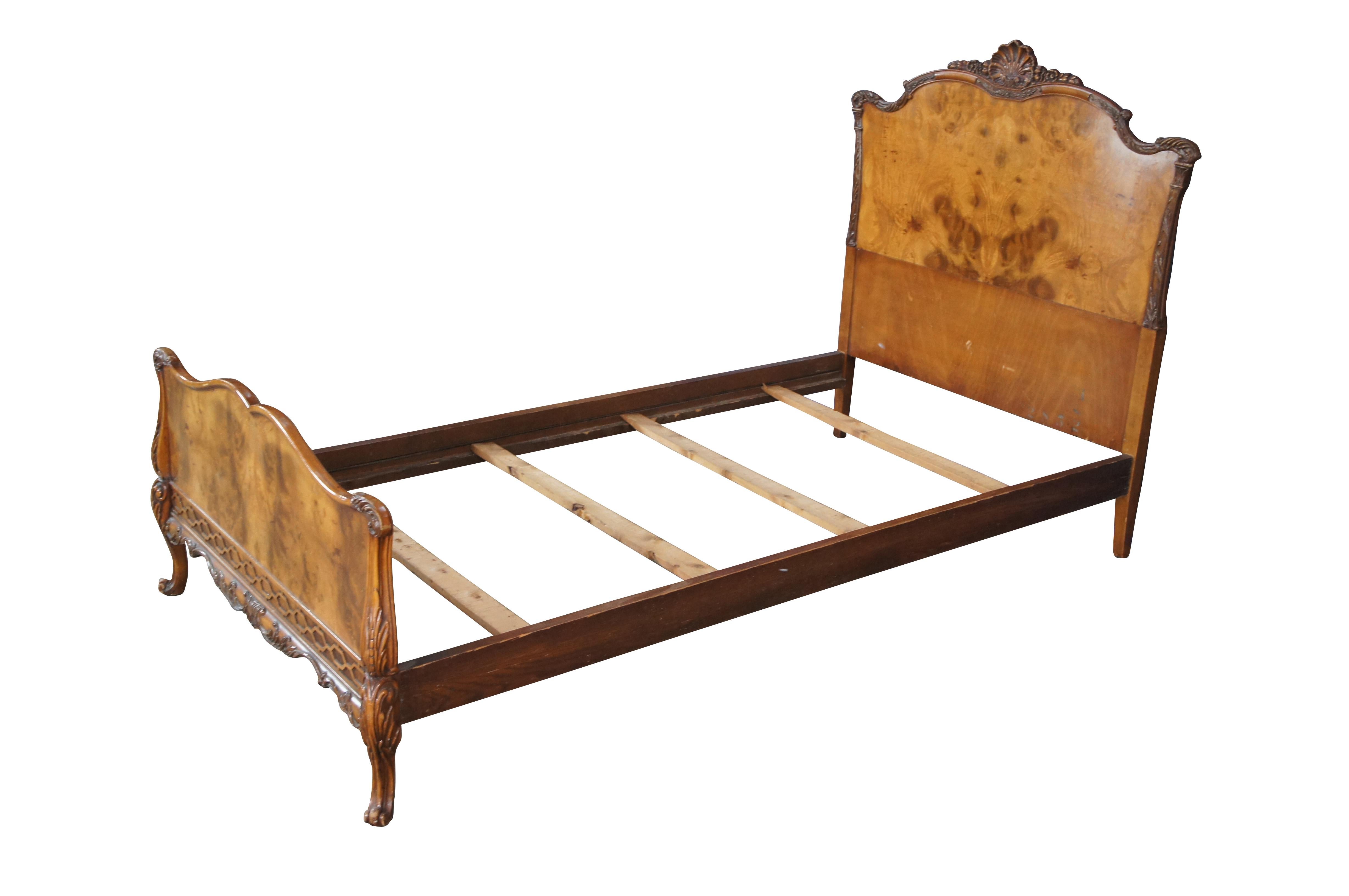 Antique French Louis XV Birdseye Maple Scalloped Foliate Acanthus Twin Size Bed État moyen - En vente à Dayton, OH