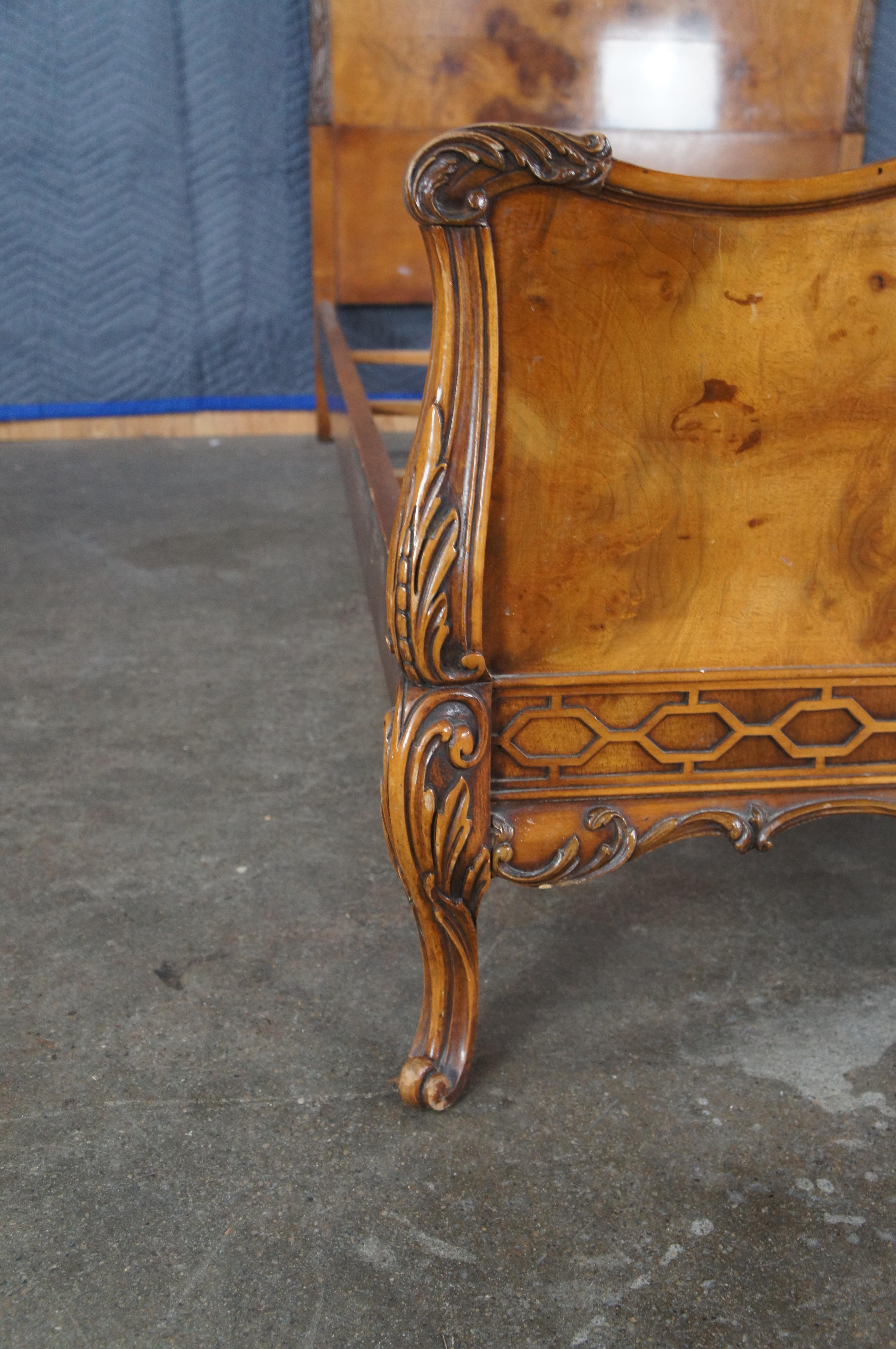 Antique French Louis XV Birdseye Maple Scalloped Foliate Acanthus Twin Size Bed en vente 2
