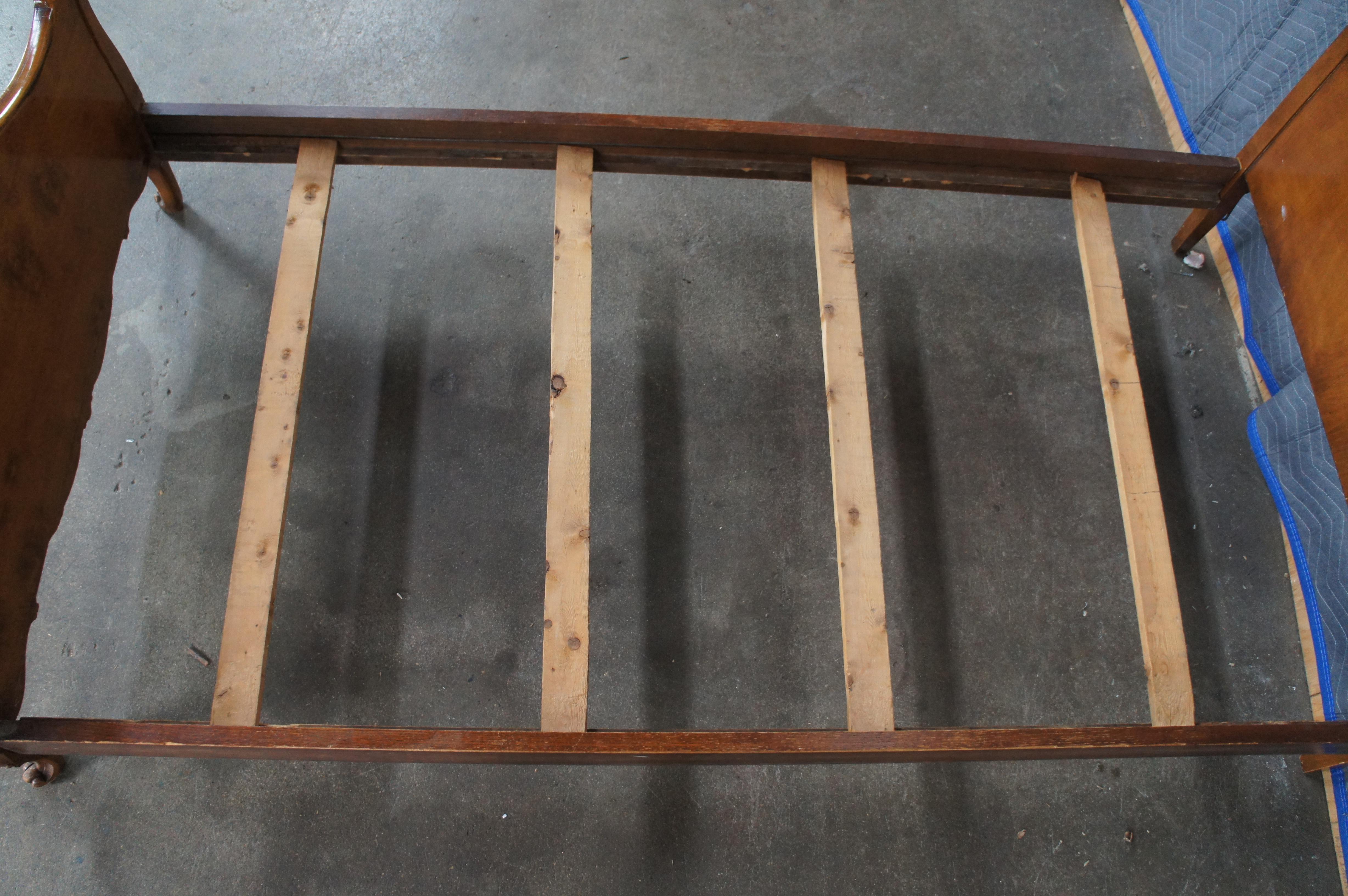 Antique French Louis XV Birdseye Maple Scalloped Foliate Acanthus Twin Size Bed en vente 4