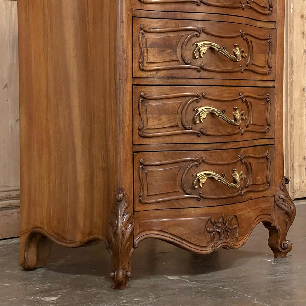 Antique French Louis XV Chiffoniere Serpentina de Nogal Rubio en venta 2