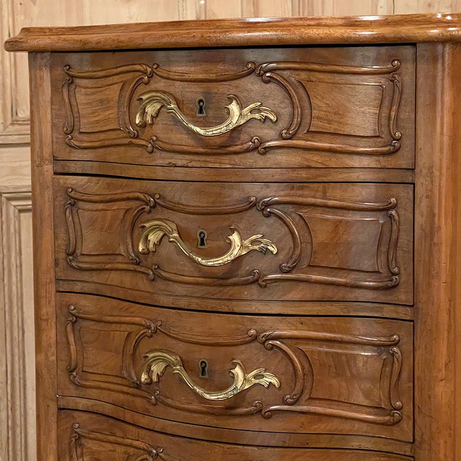 Antique French Louis XV Chiffoniere Serpentina de Nogal Rubio en venta 4