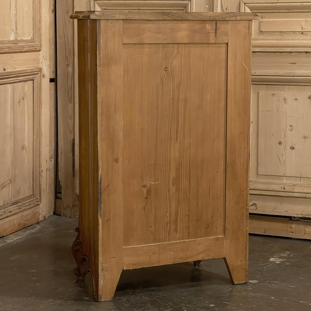 Antique French Louis XV Chiffoniere Serpentina de Nogal Rubio en venta 9