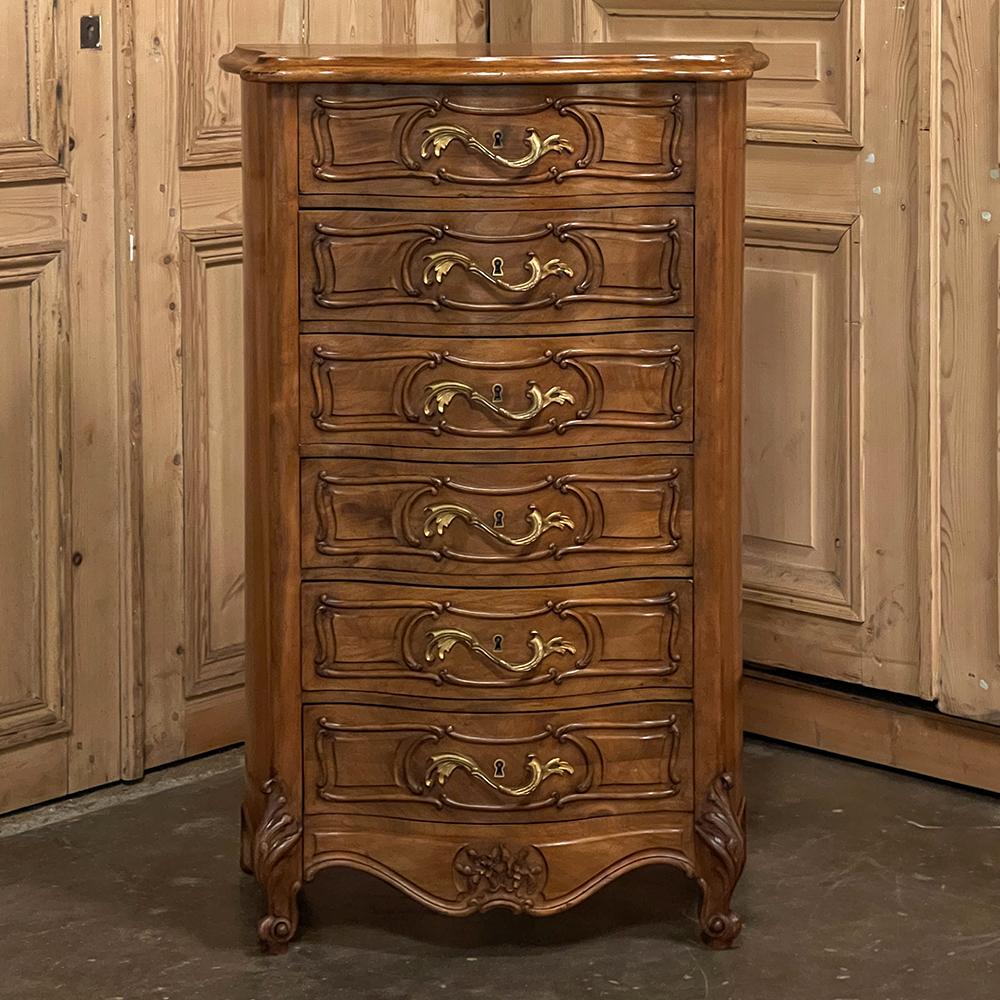 Antique French Louis XV Chiffoniere Serpentina de Nogal Rubio Francés en venta