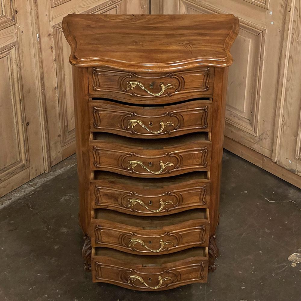 Antique French Louis XV Chiffoniere Serpentina de Nogal Rubio en Bueno estado para la venta en Dallas, TX