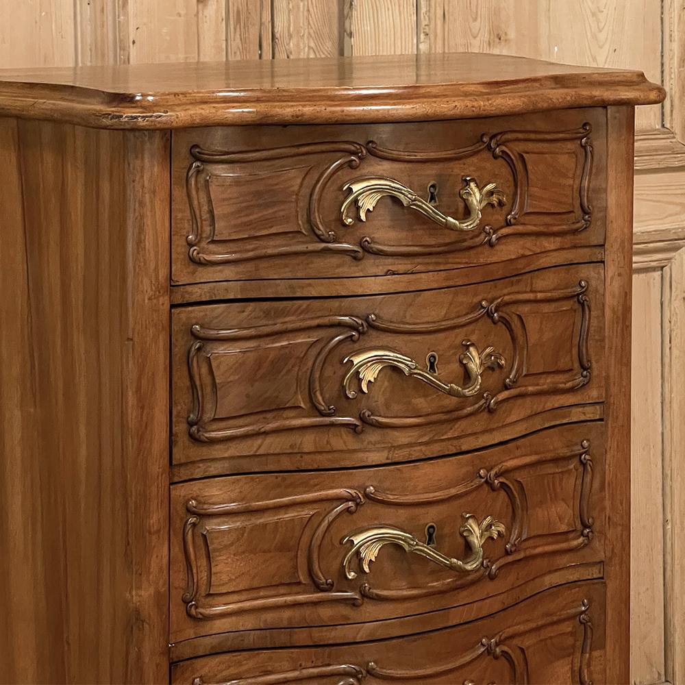 Antique French Louis XV Chiffoniere Serpentina de Nogal Rubio Bronce en venta