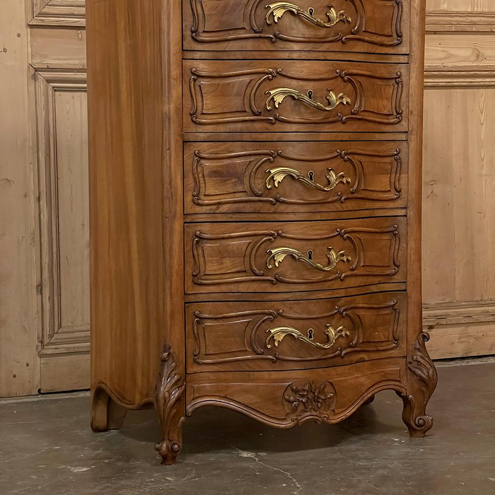 Antique French Louis XV Chiffoniere Serpentina de Nogal Rubio en venta 1