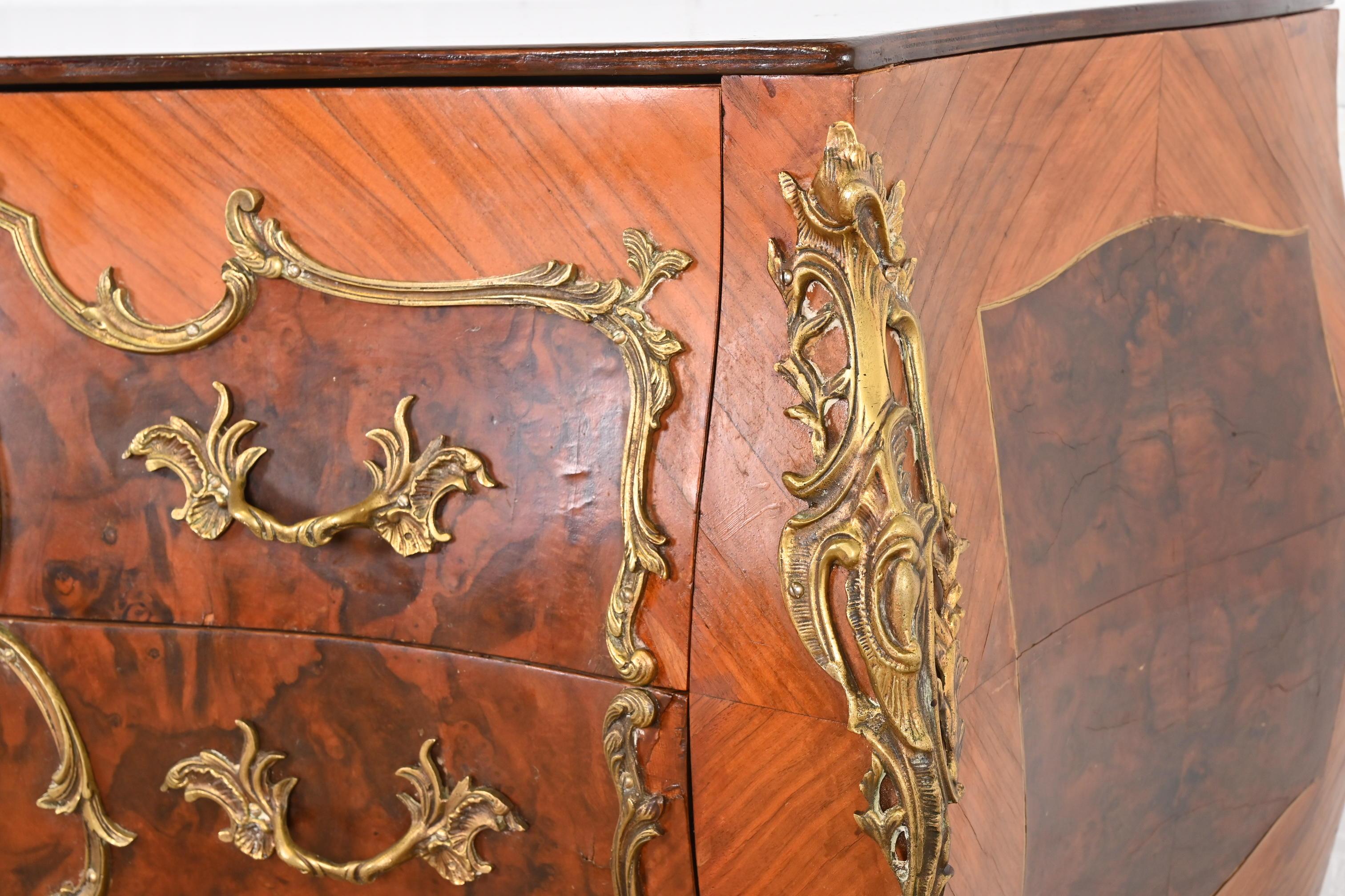 Ancienne commode française de style Louis XV de Bombay avec monture en bronze doré en vente 5