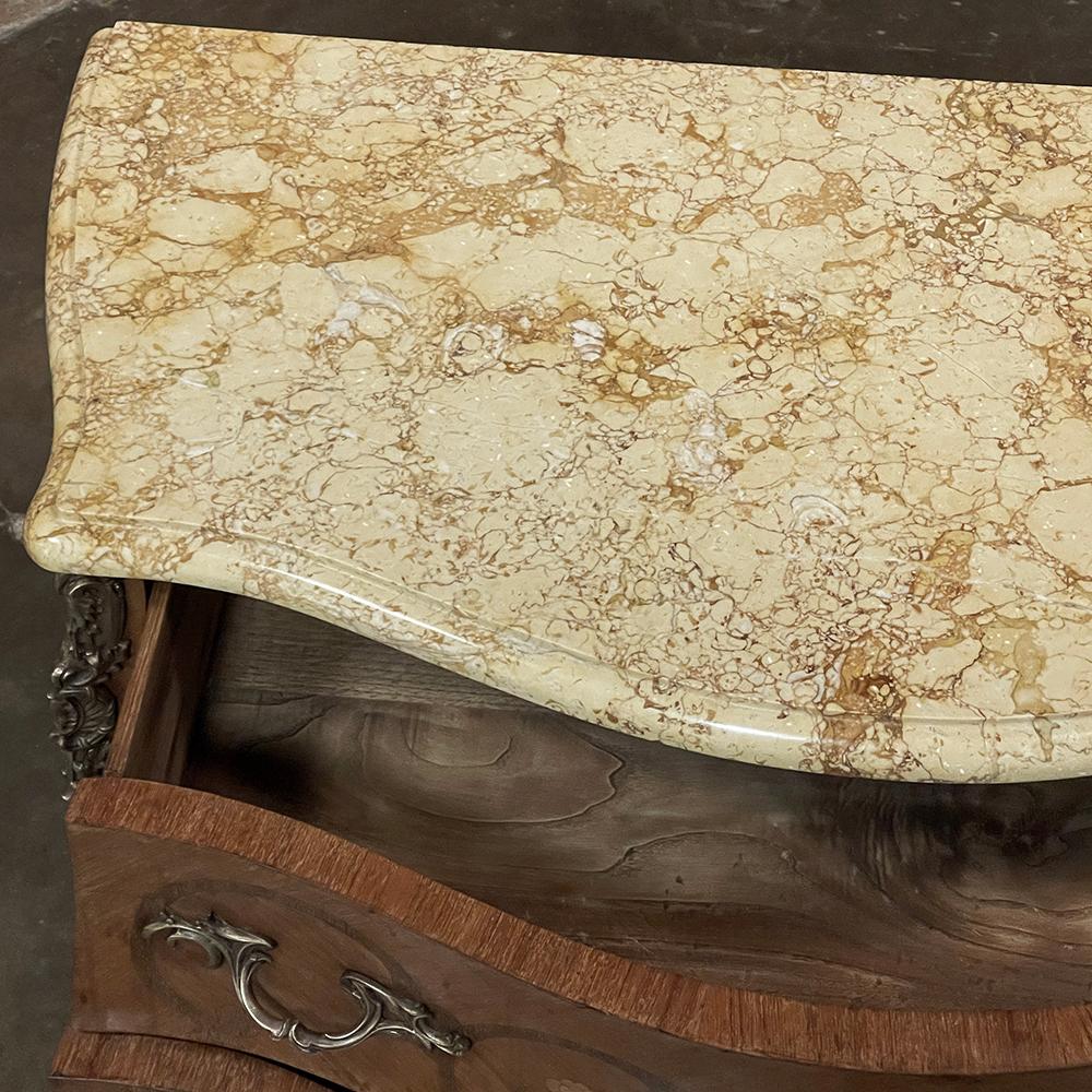 Antike französische Kommode im Louis-XV-Stil mit Intarsien und Marmorplatte (Handgefertigt) im Angebot
