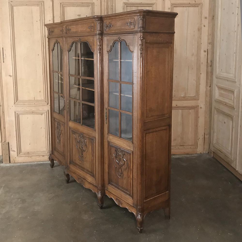 Antique French Louis XV Bookcase In Good Condition In Dallas, TX