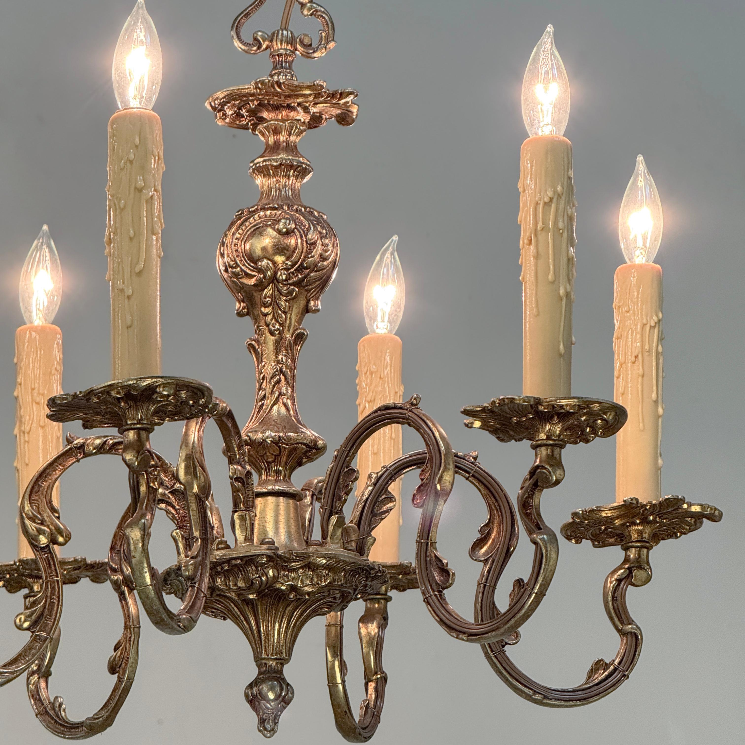 Fatto a mano Antique French Luigi XV Lampadario in ottone in vendita