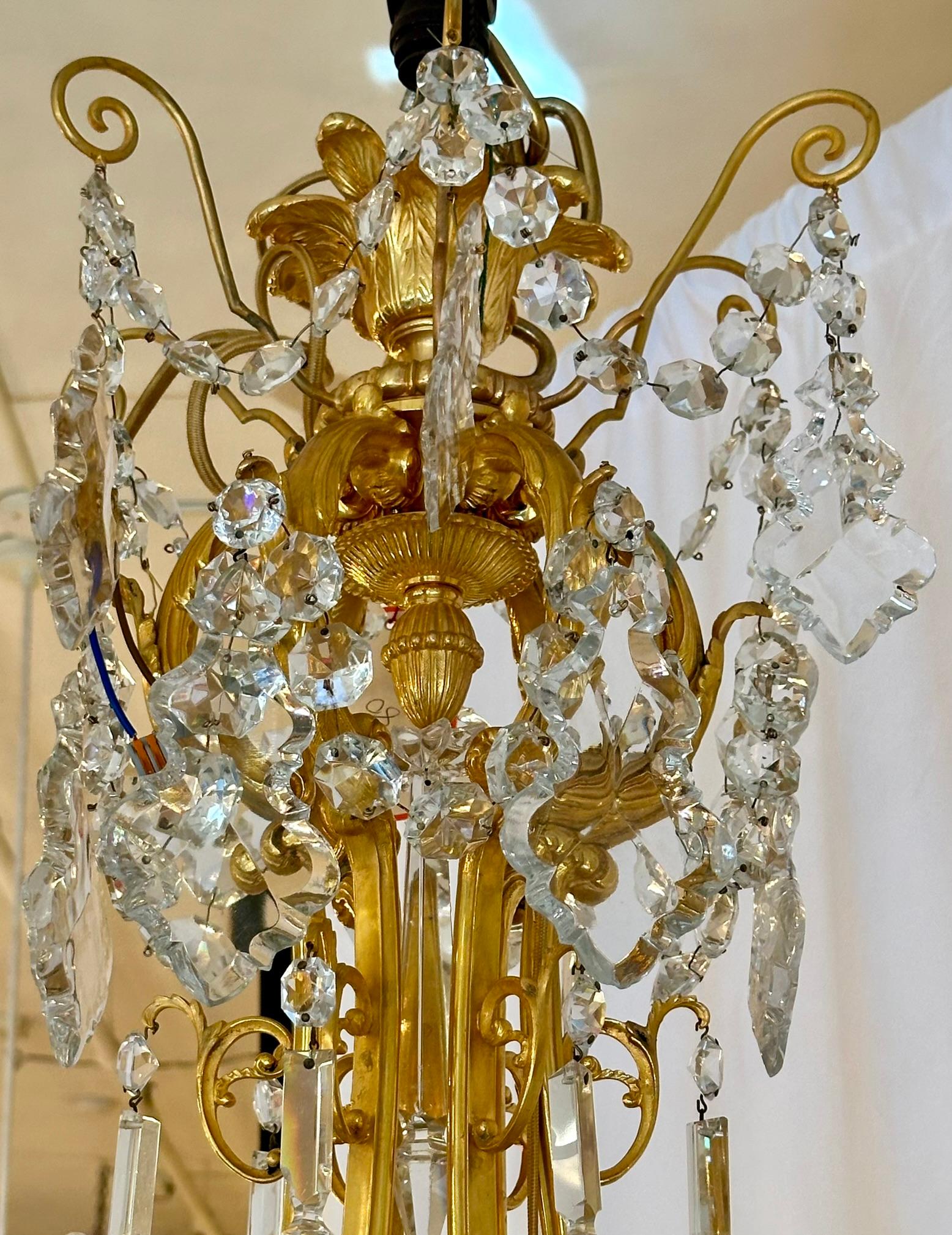 Antique French stile Luigi XV, bronzo D'Oré e cristallo tagliato, lampadario a 24 luci, CIRCA 1890.