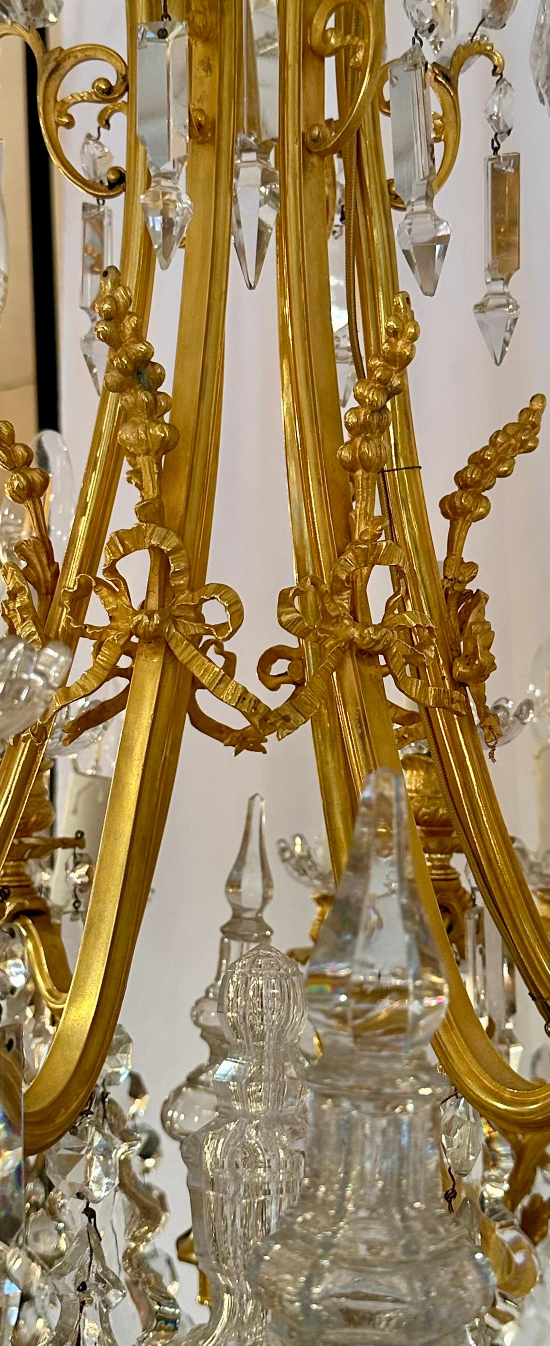 Francese Antico lampadario a 24 luci in bronzo D'Oré e cristallo in stile Luigi XV, 1890 ca. in vendita