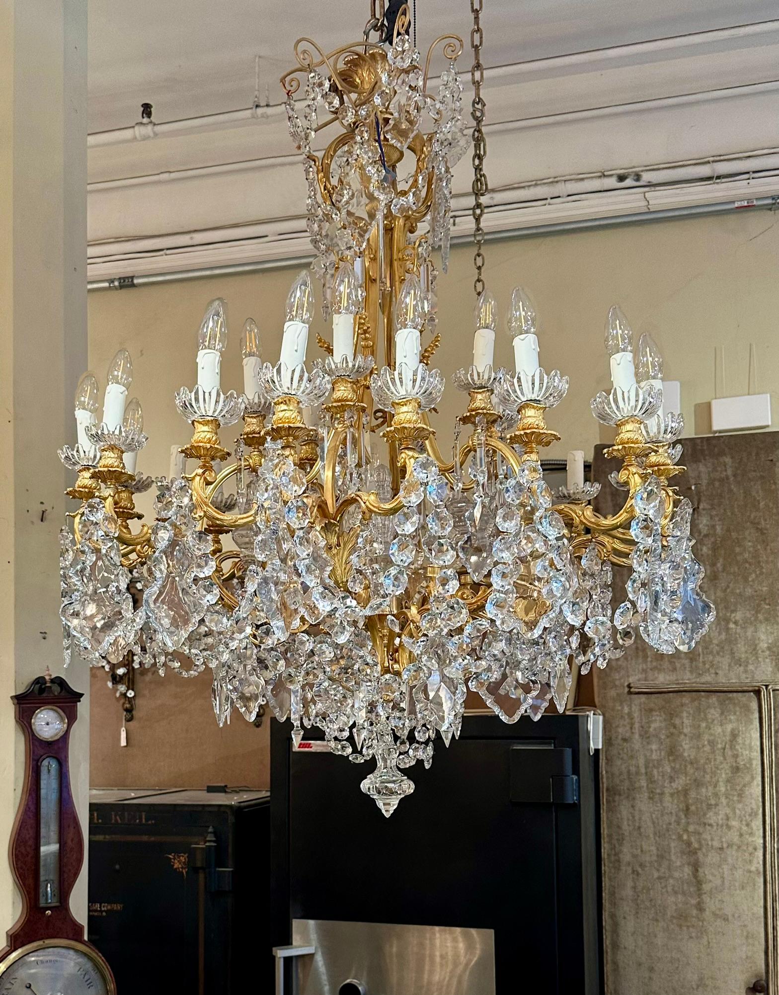 Antico lampadario a 24 luci in bronzo D'Oré e cristallo in stile Luigi XV, 1890 ca. in vendita 2