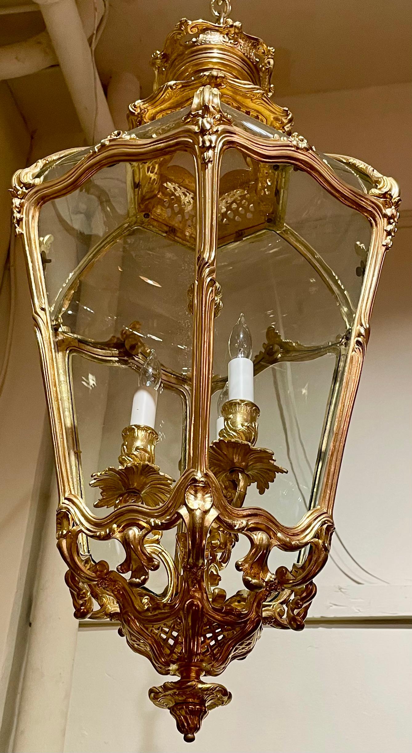 Antique French Louis XV Bronze D'Oré & Curved Glass Chateau Lantern, Circa 1890 In Good Condition For Sale In New Orleans, LA