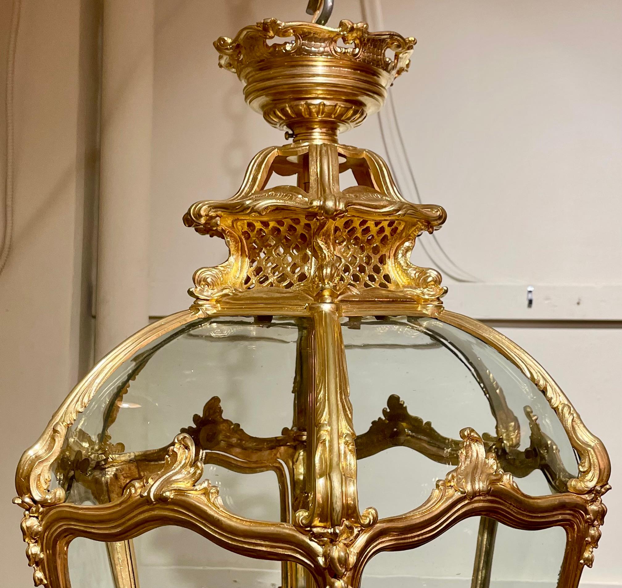 Antique French Louis XV Bronze D'Oré & Curved Glass Chateau Lantern, Circa 1890 For Sale 4