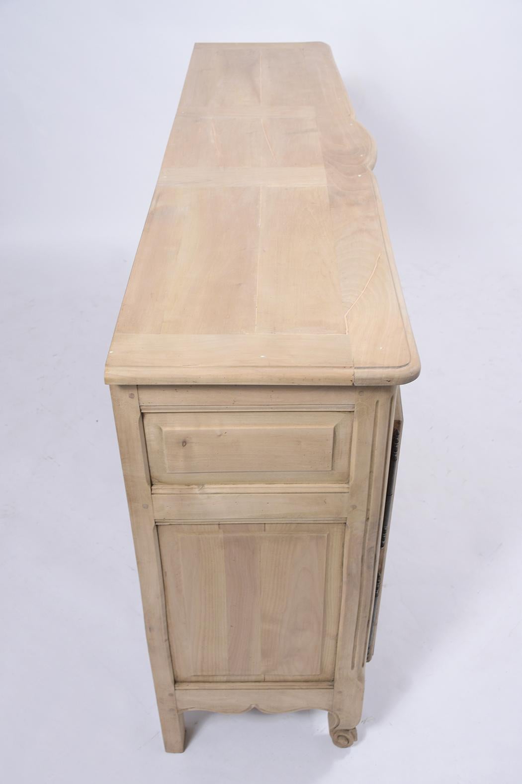 Buffet in noce Luigi XV del XIX secolo con dettagli intagliati a mano e accenti in ferro 7