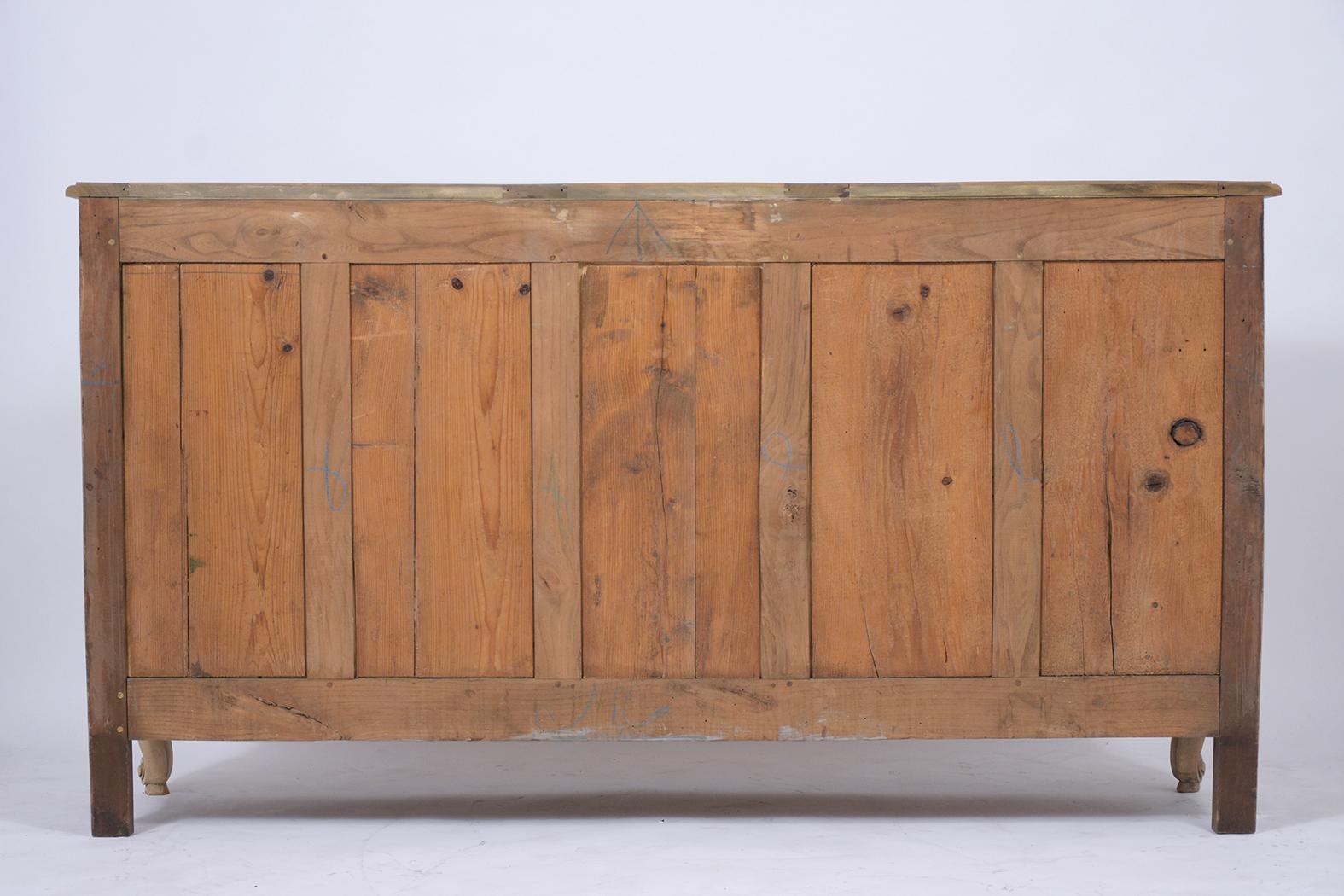 Buffet in noce Luigi XV del XIX secolo con dettagli intagliati a mano e accenti in ferro 8