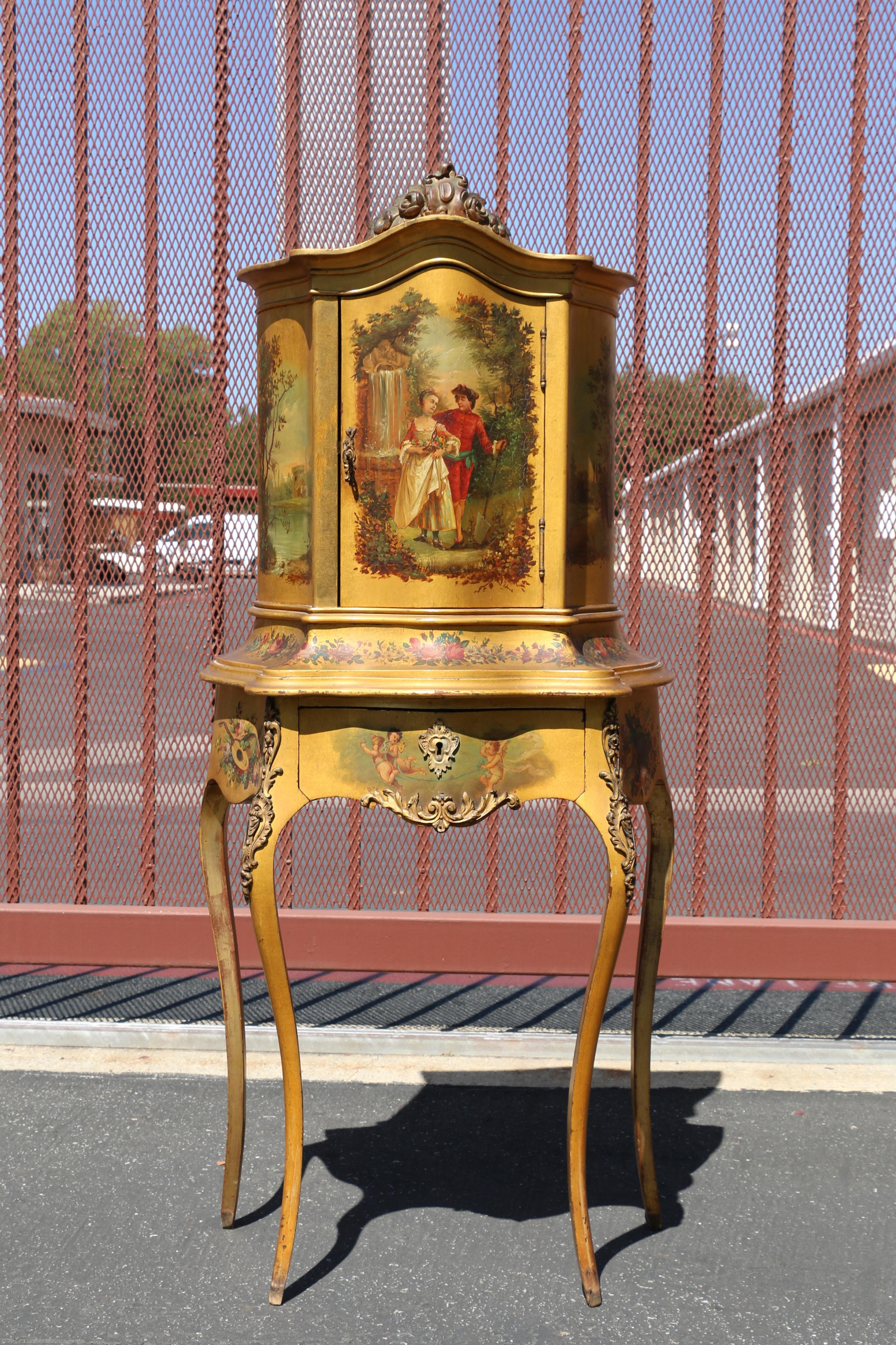 Spektakuläre Qualität antike Französisch Vitrine, mit einem Serpentin geformt oben und Hand gemalt Tür Öffnung zu offenbaren ein Blattgold innen, stehen auf Cabriole Beine. Dieser Schrank ist im Louis XV-Stil gestaltet, der sich durch geschwungene