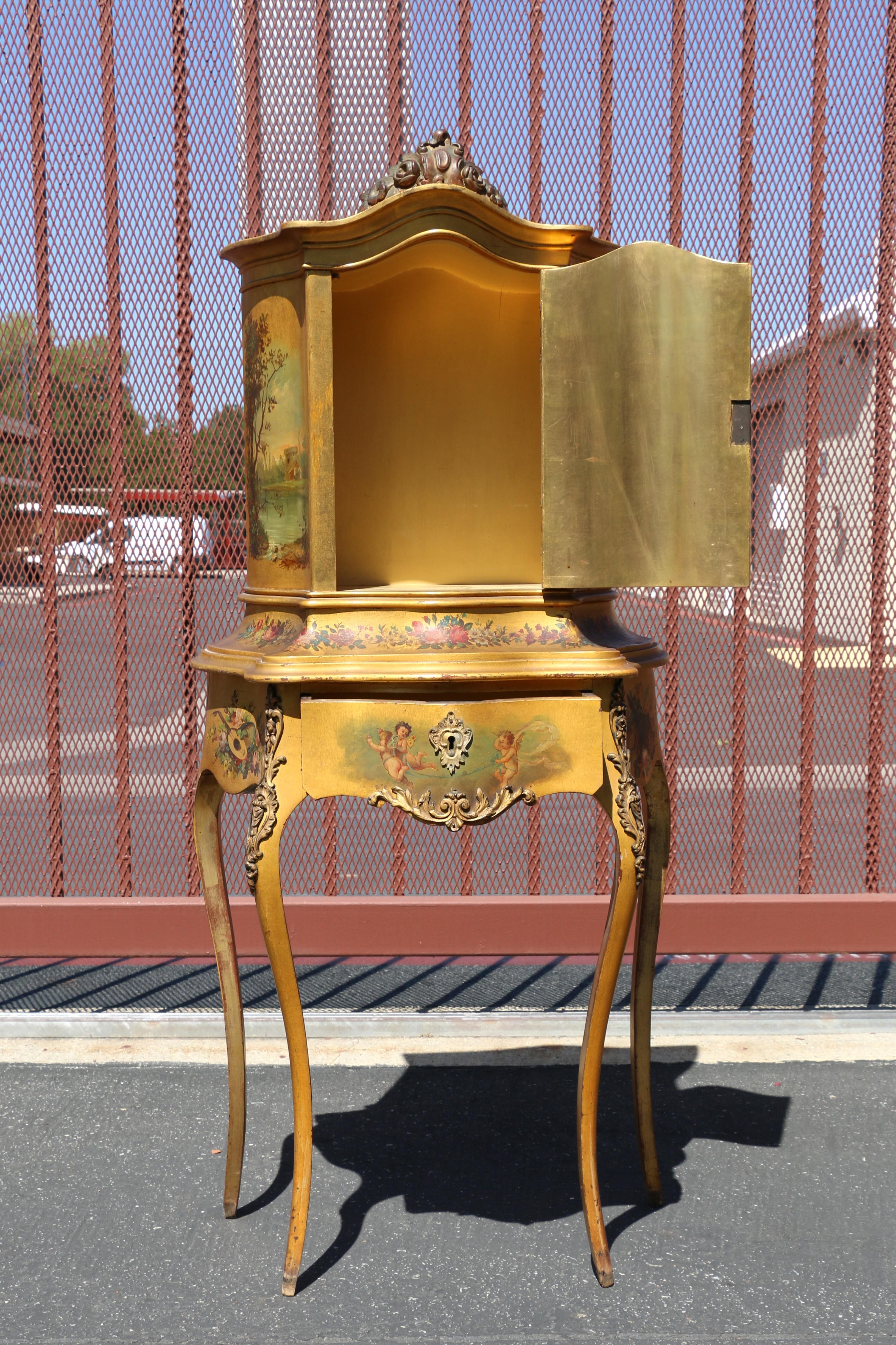 Antiker französischer Louis XV.-Schrank (Blattgold) im Angebot