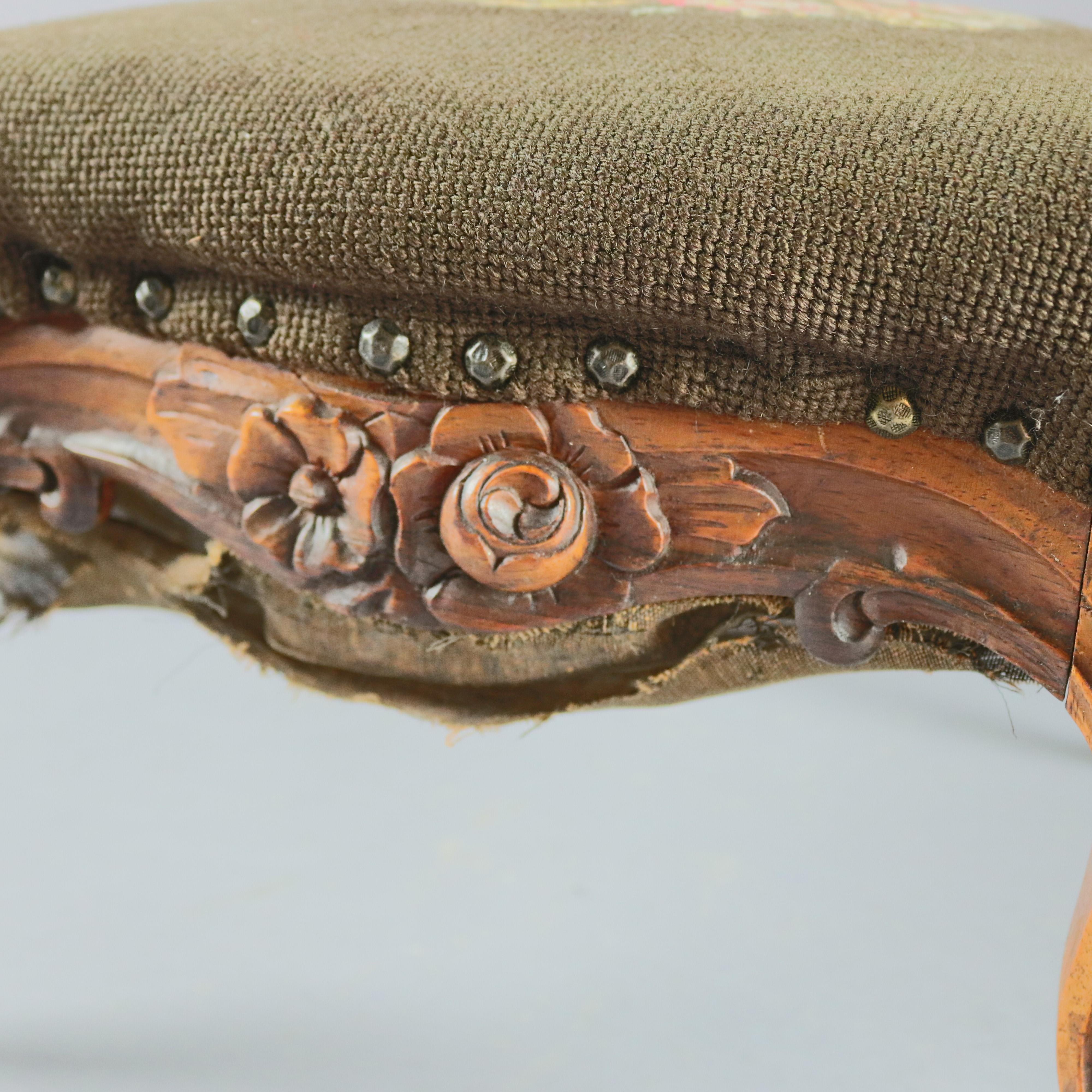 Ein antiker französischer Louis XV Fußschemel bietet Obstholz Basis mit geschnitzten floralen Rock:: auf Cabriole Beine mit Rollen erhöht:: und Sitz gepolstert in floralen Nadelspitze:: 19. Jahrhundert

***LIEFERUNG HINWEIS - Aufgrund der COVID-19