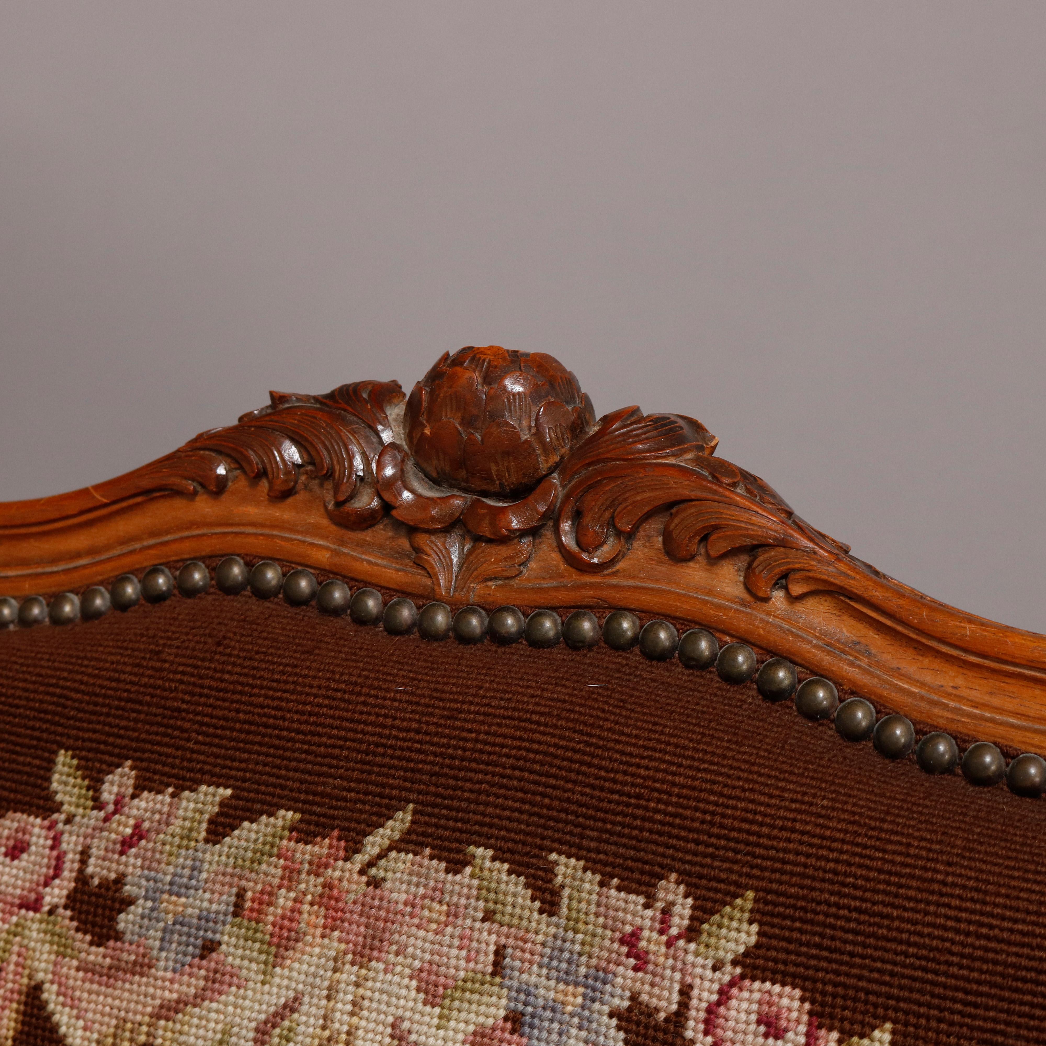 Ancien fauteuil français Louis XV en bois fruitier sculpté et broderie à l'aiguille picturale Bon état - En vente à Big Flats, NY