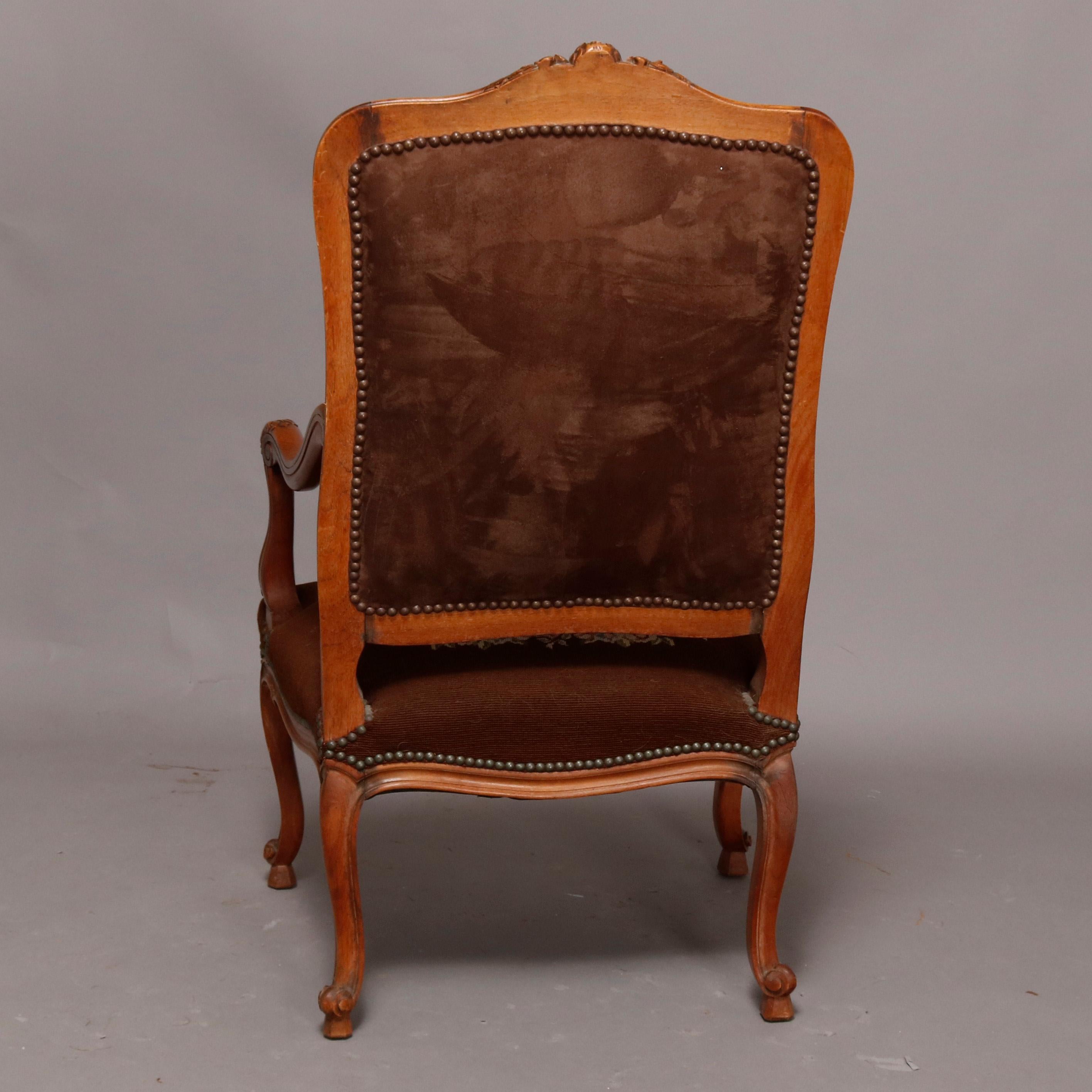 Tissu d'ameublement Ancien fauteuil français Louis XV en bois fruitier sculpté et broderie à l'aiguille picturale en vente