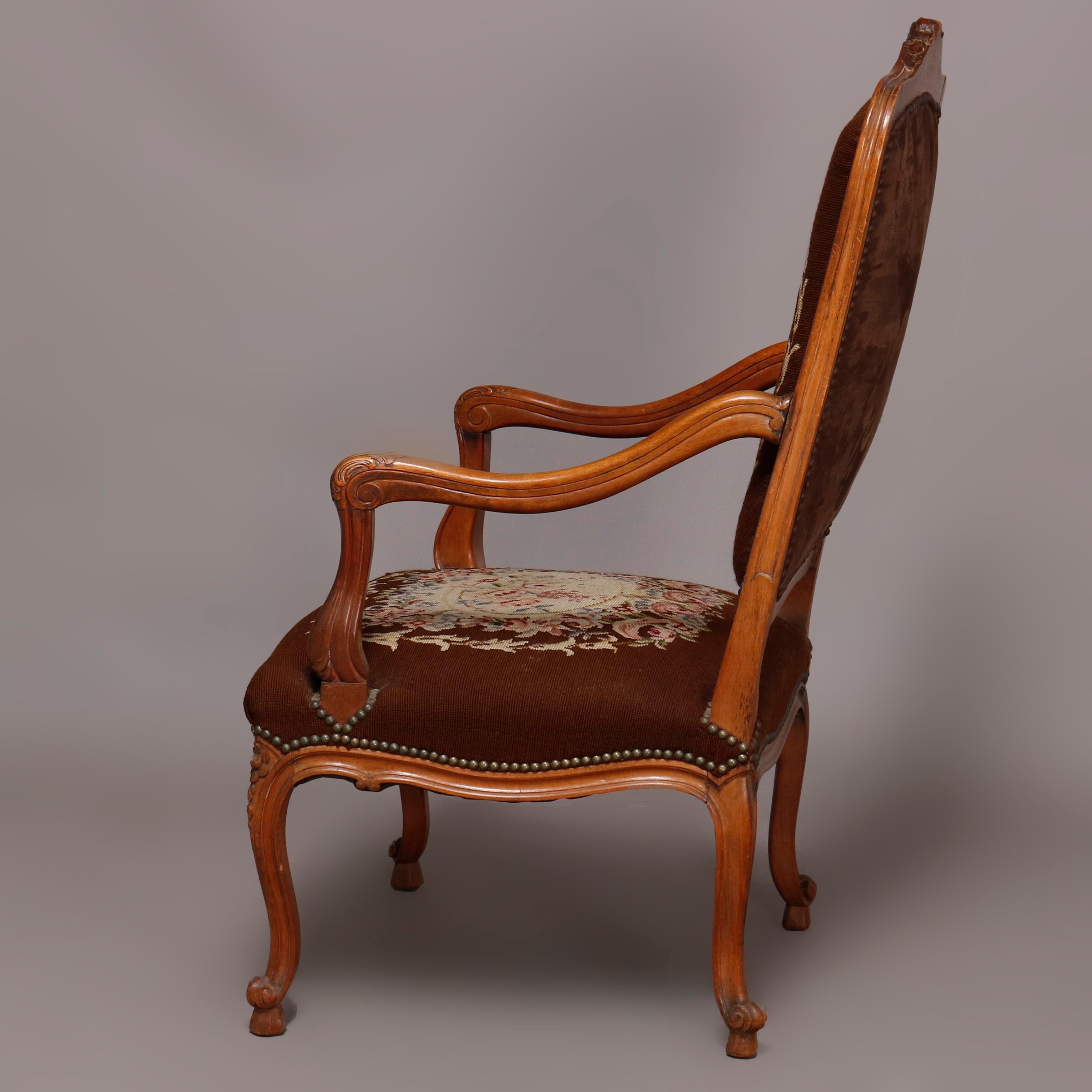 Ancien fauteuil français Louis XV en bois fruitier sculpté et broderie à l'aiguille picturale en vente 1