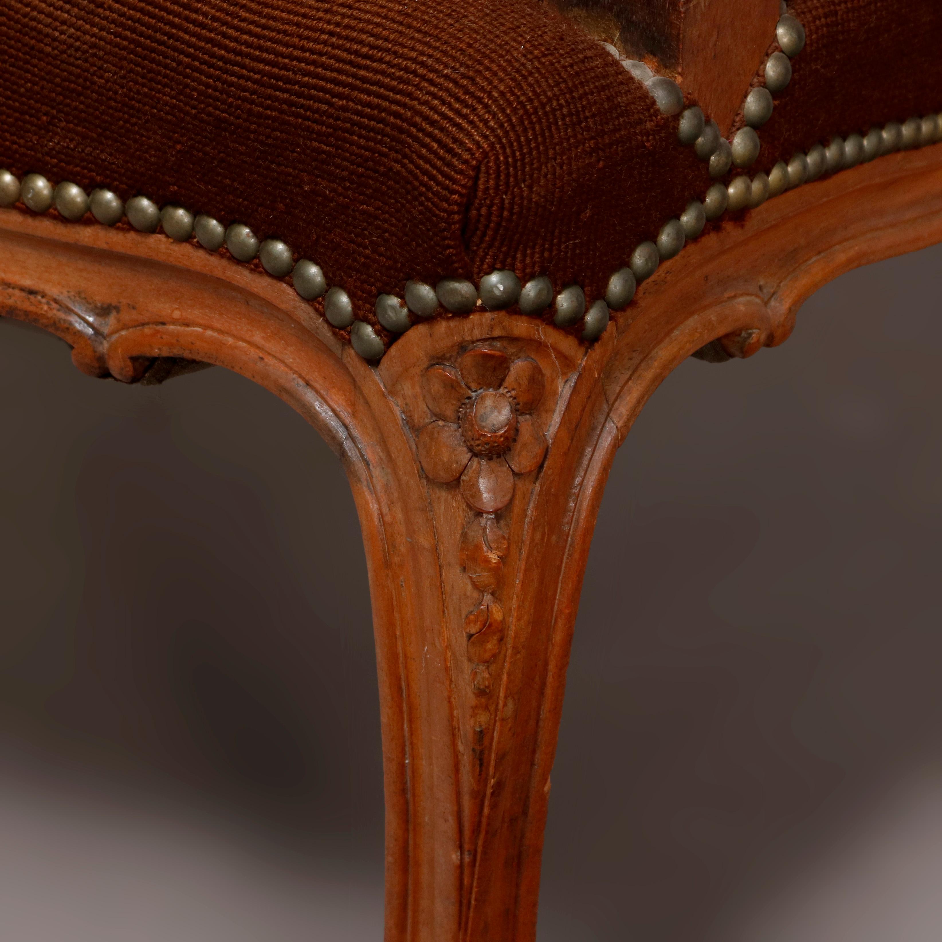 Ancien fauteuil français Louis XV en bois fruitier sculpté et broderie à l'aiguille picturale en vente 2