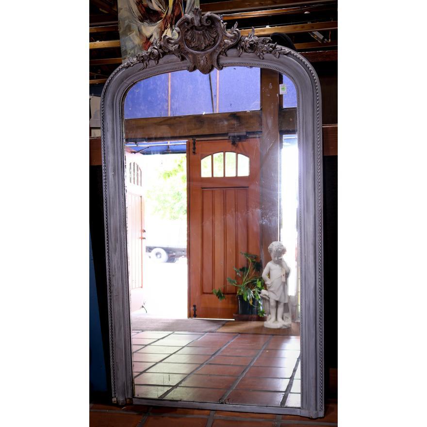 Francese Antique Mirror francese Luigi XV intagliato e dipinto di grigio dell'inizio del XIX secolo in vendita