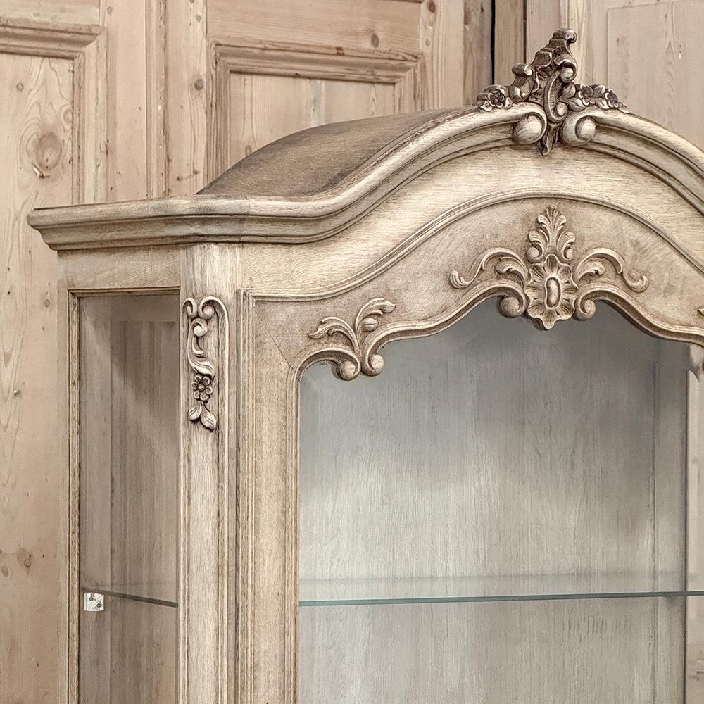 Antique French Louis XV Carved Vitrine ~ Curio Cabinet In Good Condition For Sale In Dallas, TX