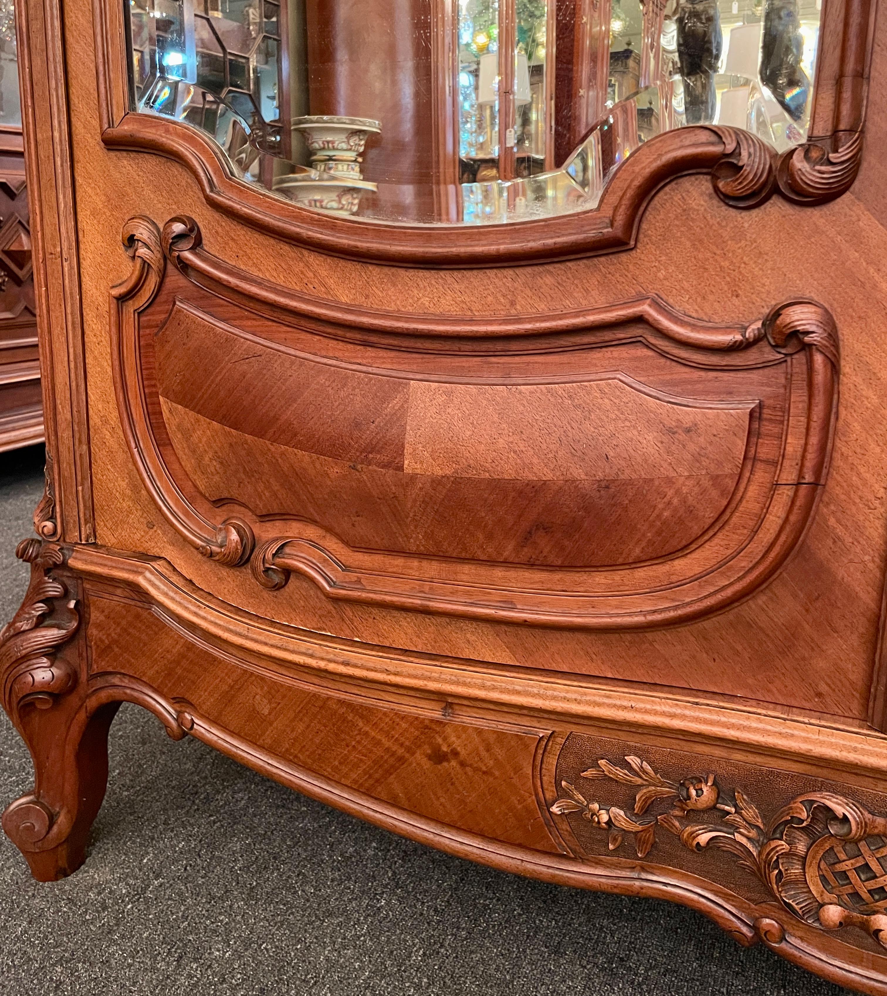 Noyer Ancienne armoire française Louis XV à 2 portes en noyer sculpté avec miroirs d'origine datant d'environ 1900