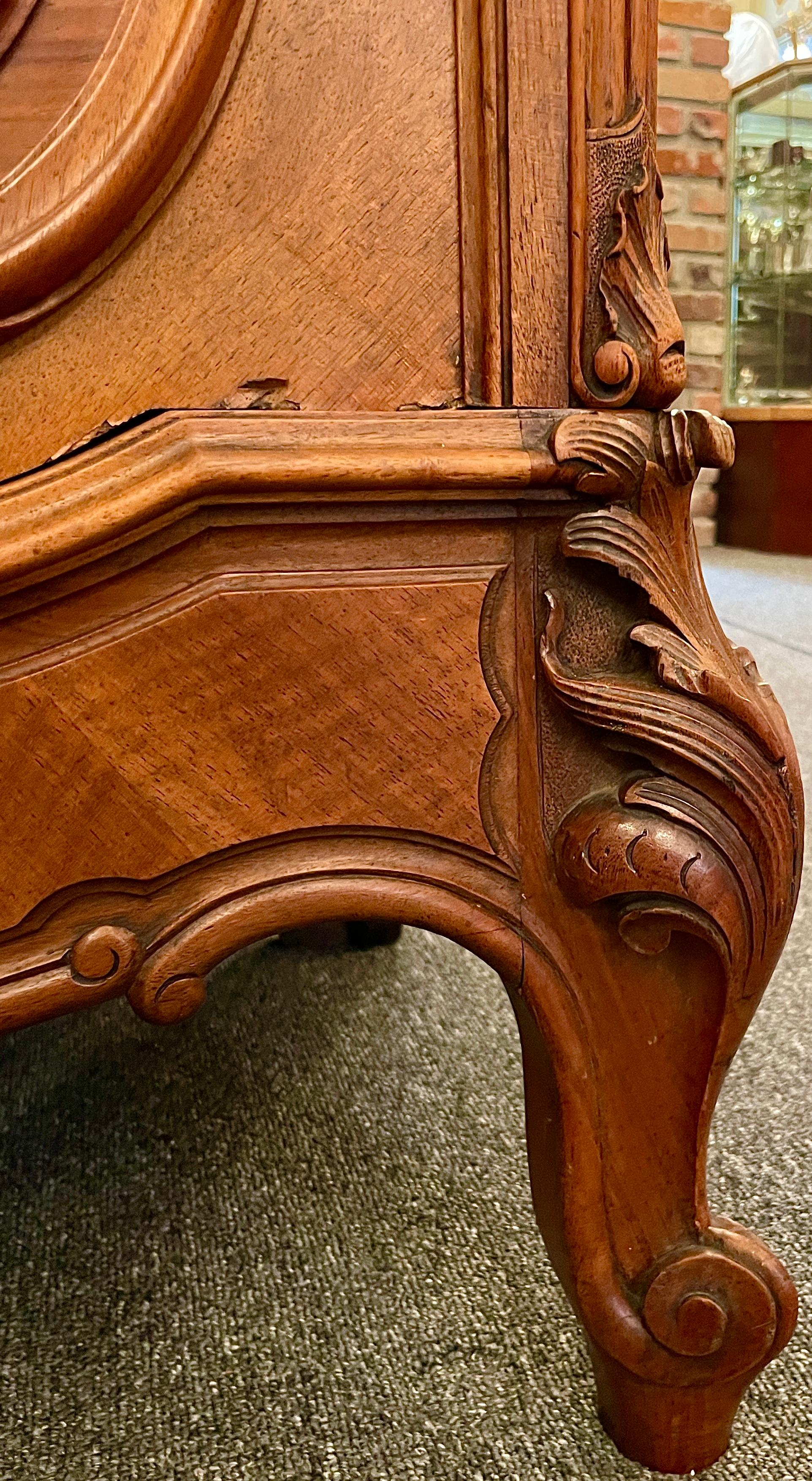 Ancienne armoire française Louis XV à 2 portes en noyer sculpté avec miroirs d'origine datant d'environ 1900 en vente 2