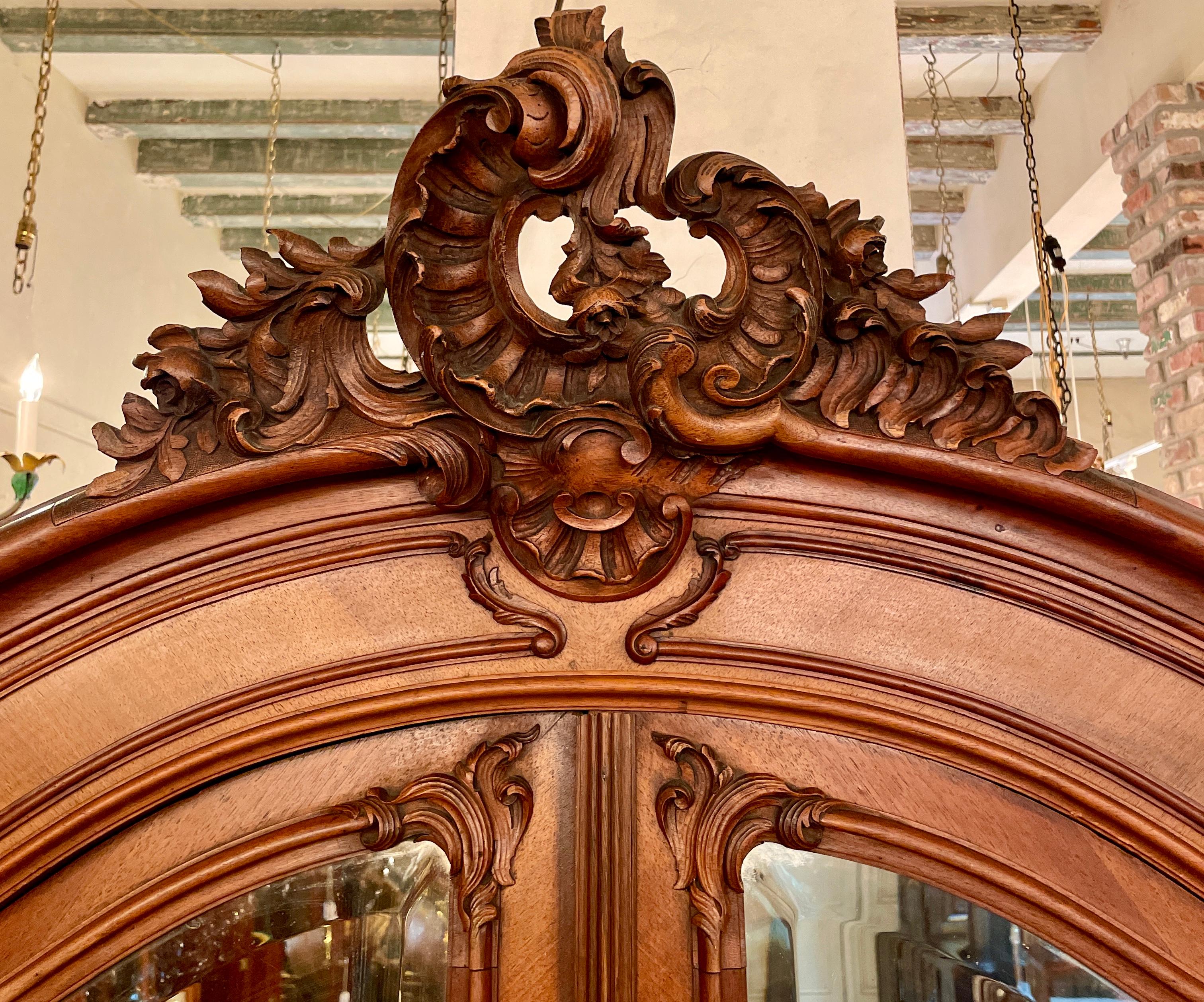 20ième siècle Ancienne armoire française Louis XV à 2 portes en noyer sculpté avec miroirs d'origine datant d'environ 1900 en vente