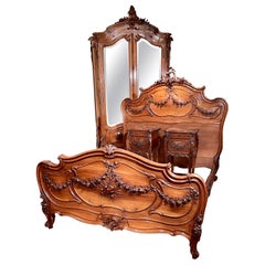 Suite de chambre à coucher française ancienne de style Louis XV en noyer sculpté signée « F. Schmit